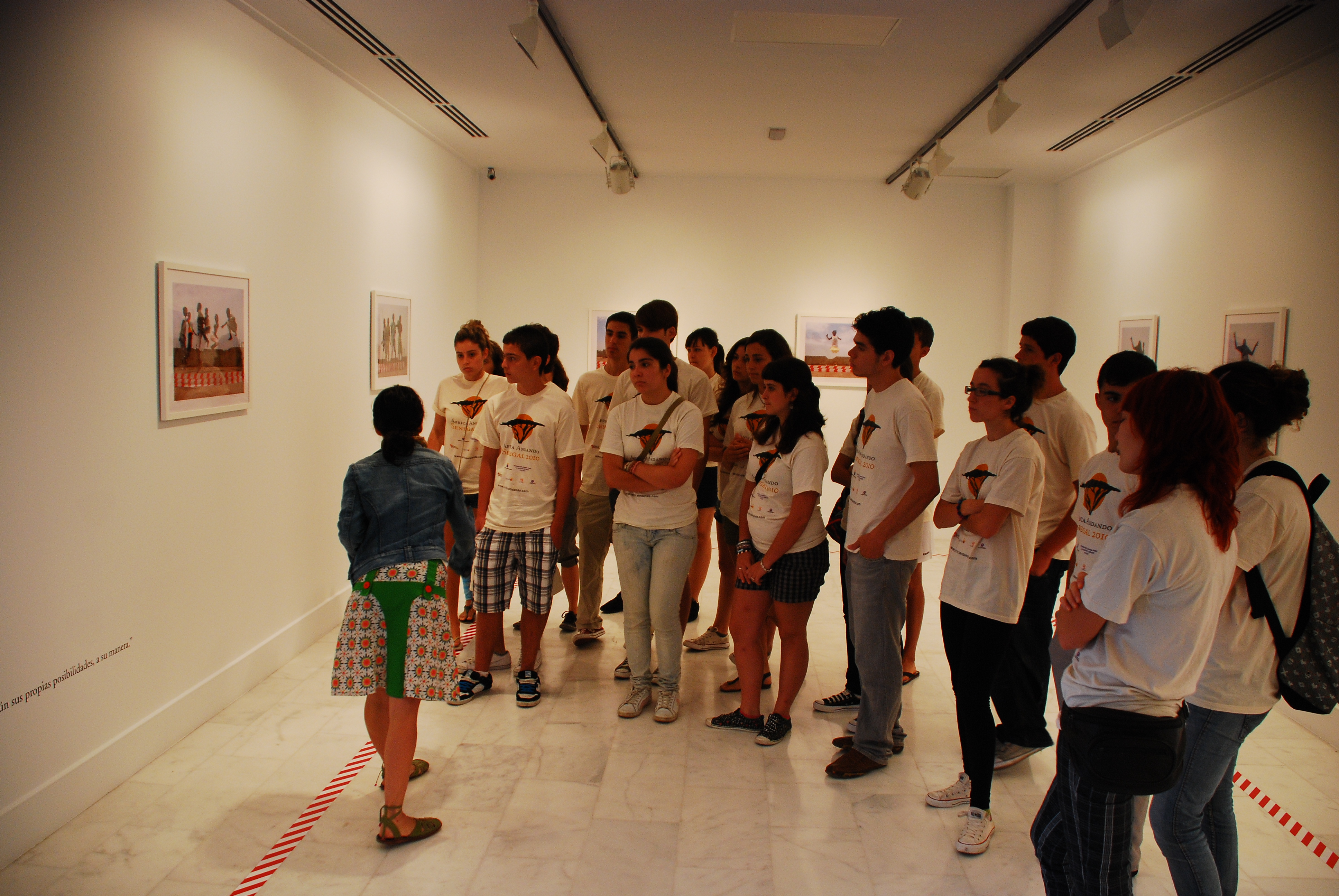 6. Jóvenes del proyecto África Andando visitando la Exposición Singularidades