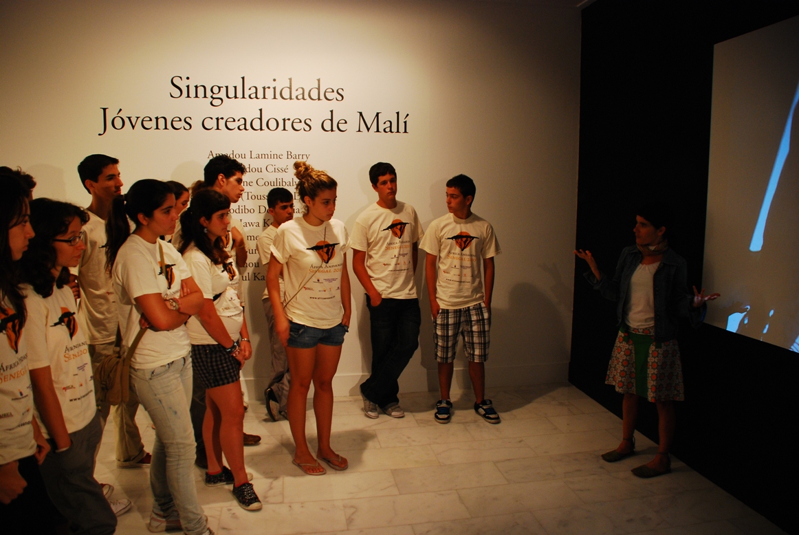 7. Jóvenes del proyecto África Andando visitando la Exposición Singularidades