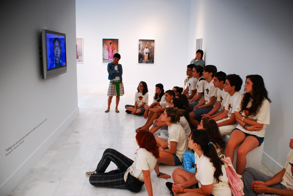 8. Jóvenes del proyecto África Andando visitando la Exposición Singularidades