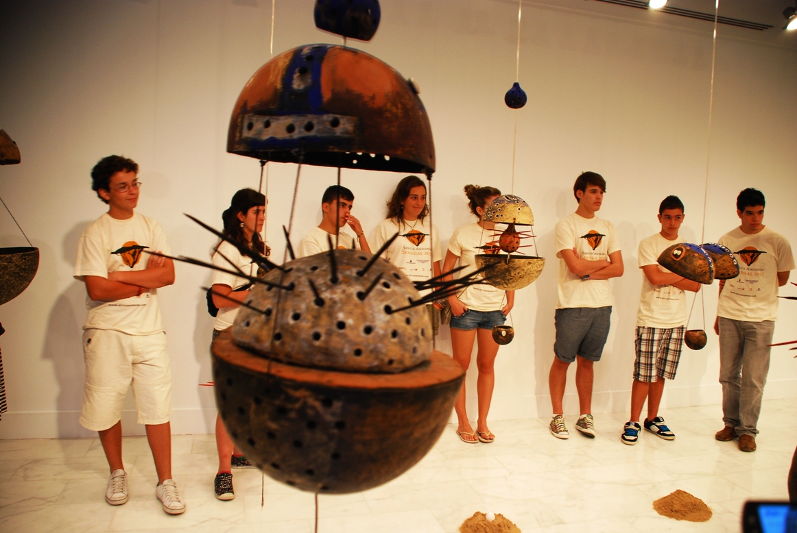 9. Jóvenes del proyecto África Andando visitando la Exposición Singularidades