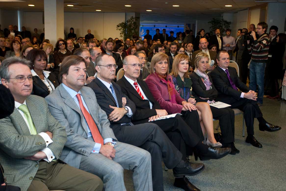 3. Asistentes a la presentación, entre los que se encuentran Leire Pajín, senadora y secretaria de Organización del PSOE, y José Joaquín Ripoll, presidente de la Diputación