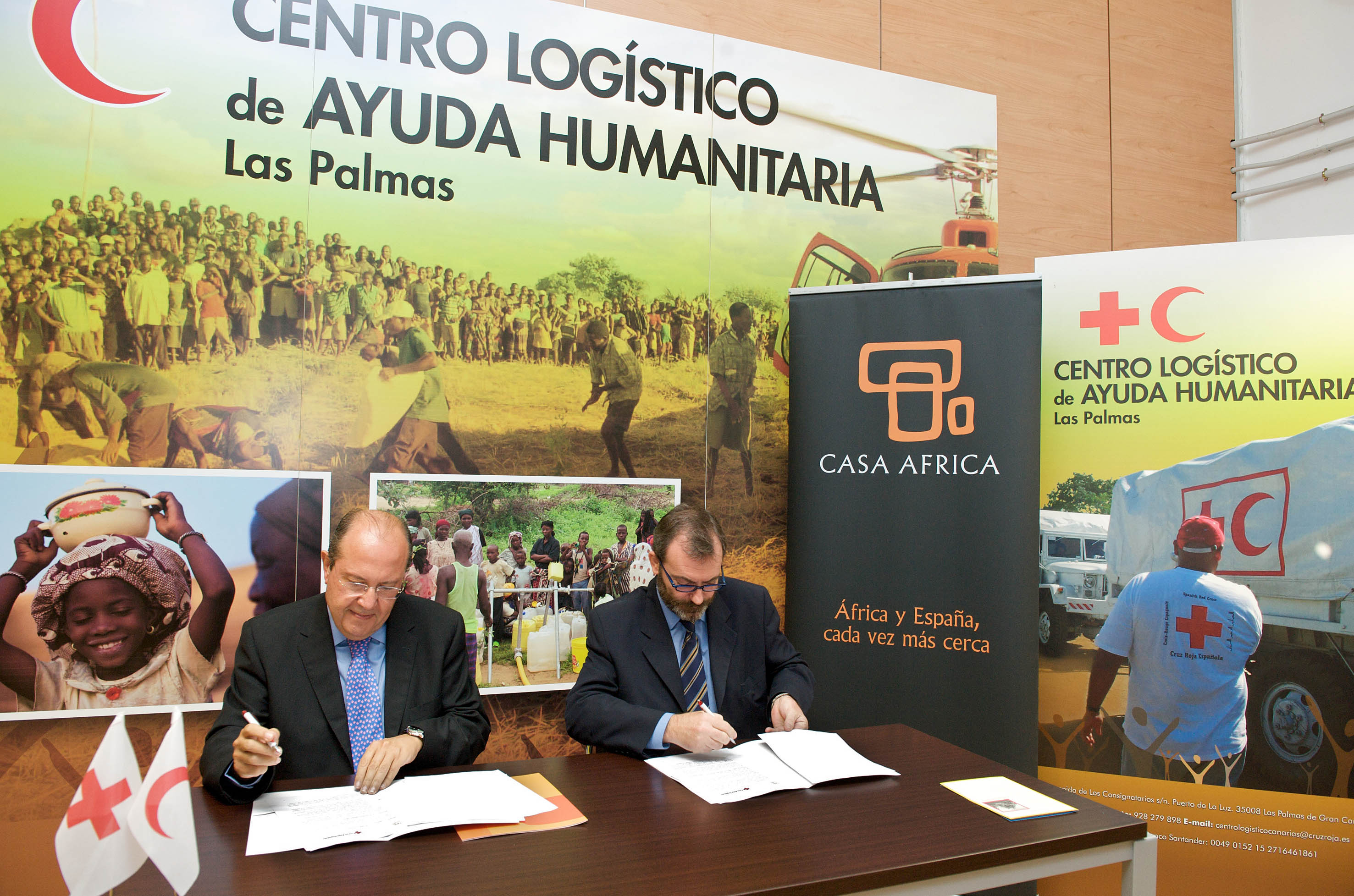 2. Juan Manuel Suárez del Toro, presidente de la Cruz Roja Española y Ricardo Martínez Vázquez, Director General de Casa África