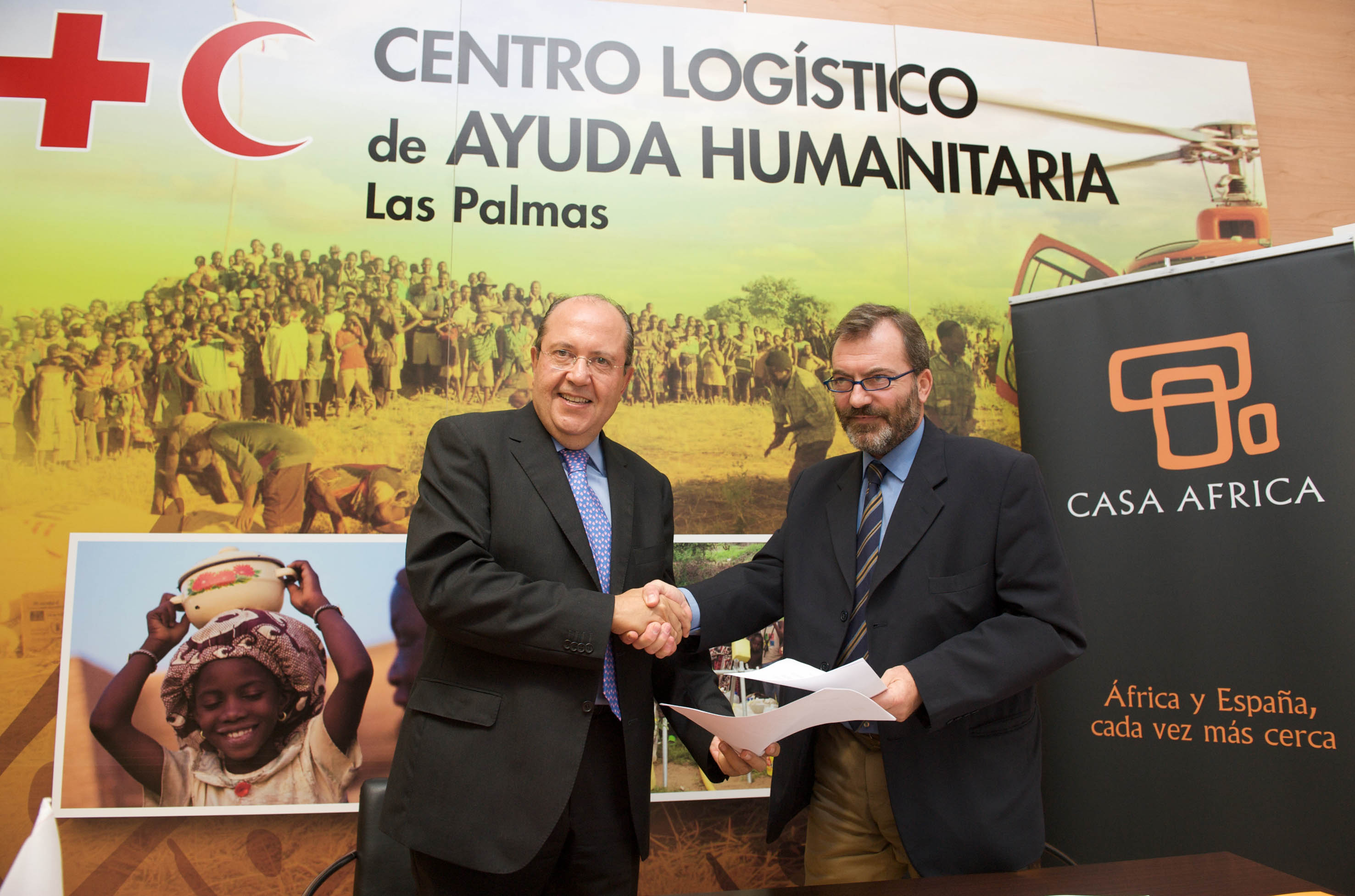 4. Juan Manuel Suárez del Toro, presidente de la Cruz Roja Española y Ricardo Martínez Vázquez, Director General de Casa África