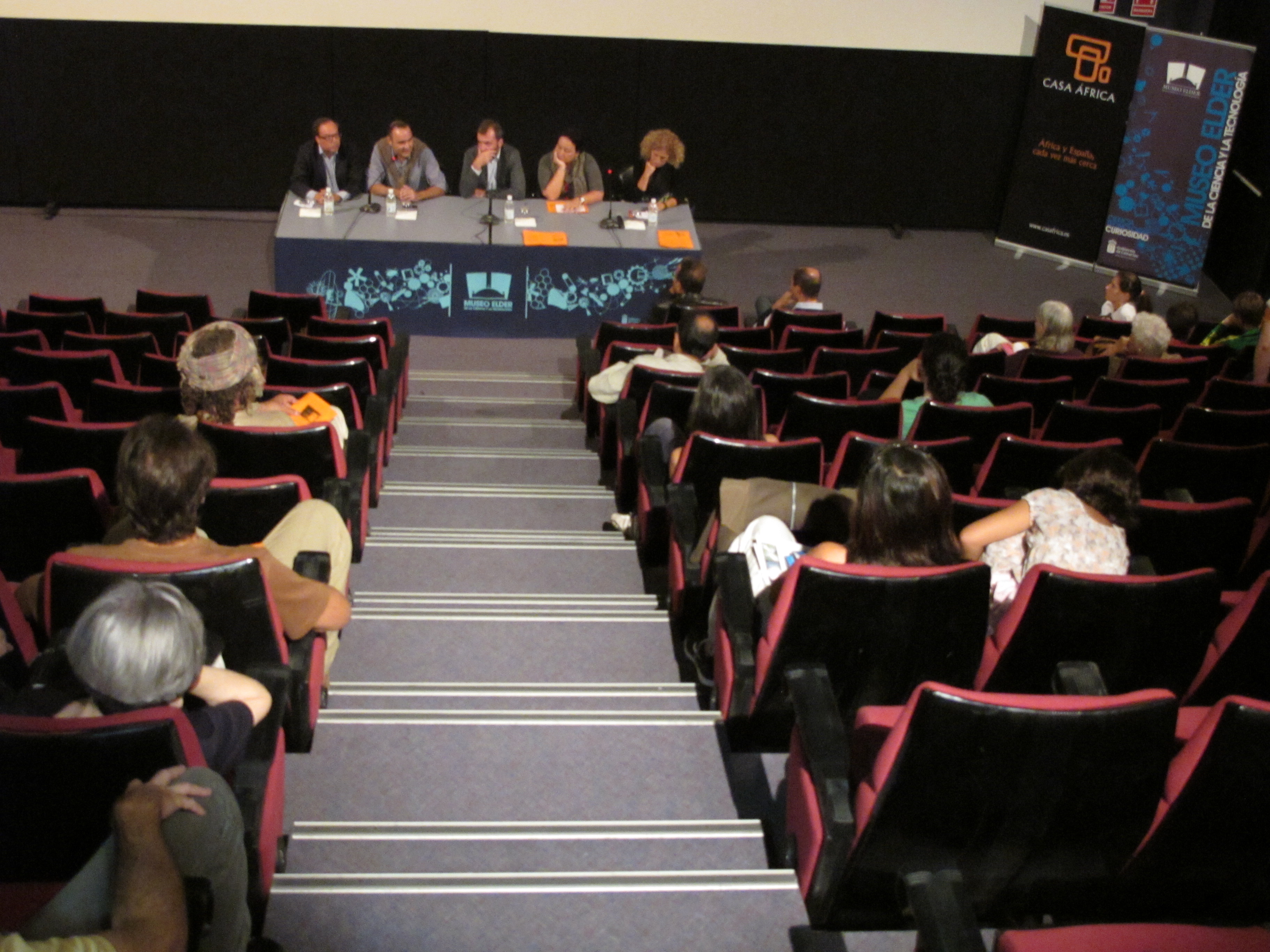 4. Presentación de Cinenómada: Ricardo Martínez Vázquez, Director de Casa África y María Elena Cisneros Manrique (Mane), Directora del Festival de Cine Africano de Tarifa (FCAT)