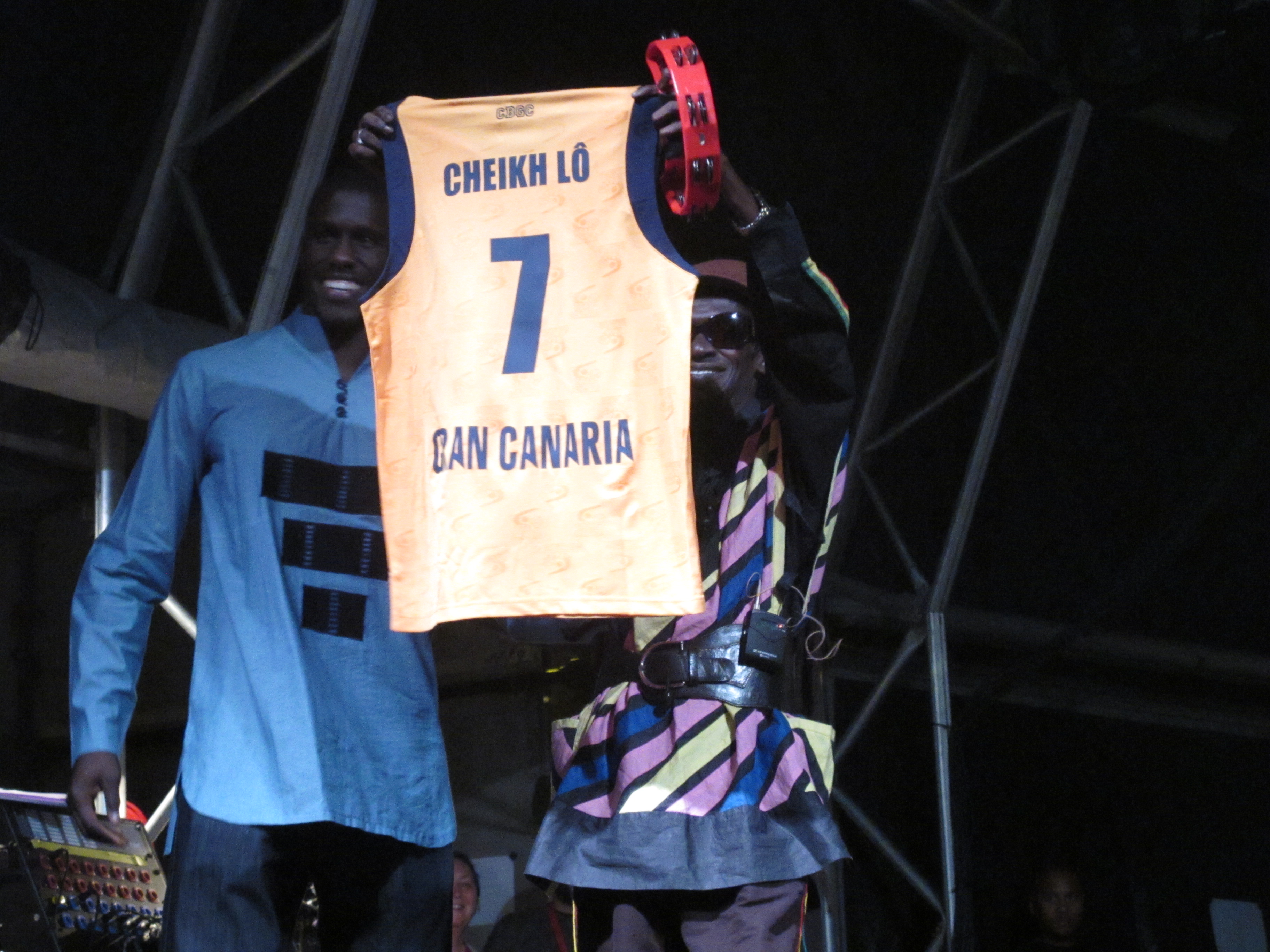 12. Conciertos: actuación de Cheick Lô, junto a él Sitapha Savané, capitán del Gran Canaria 2014