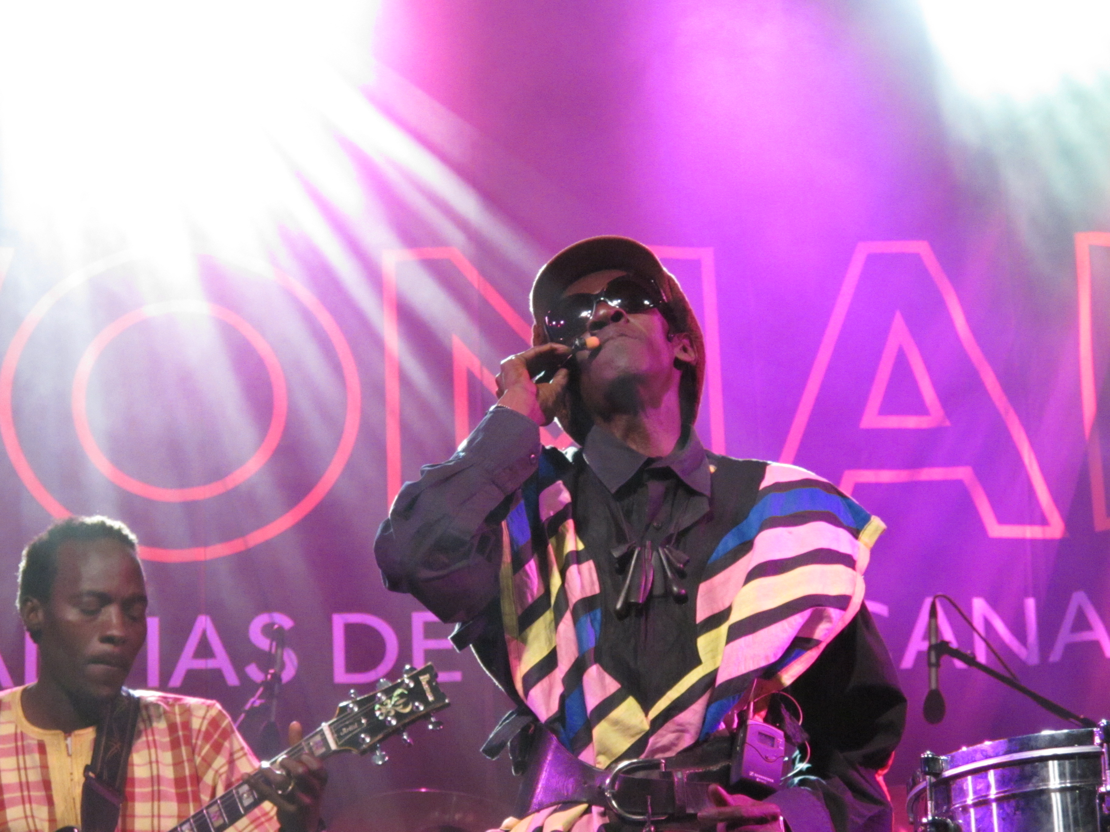 13. Conciertos: actuación de Cheick Lô