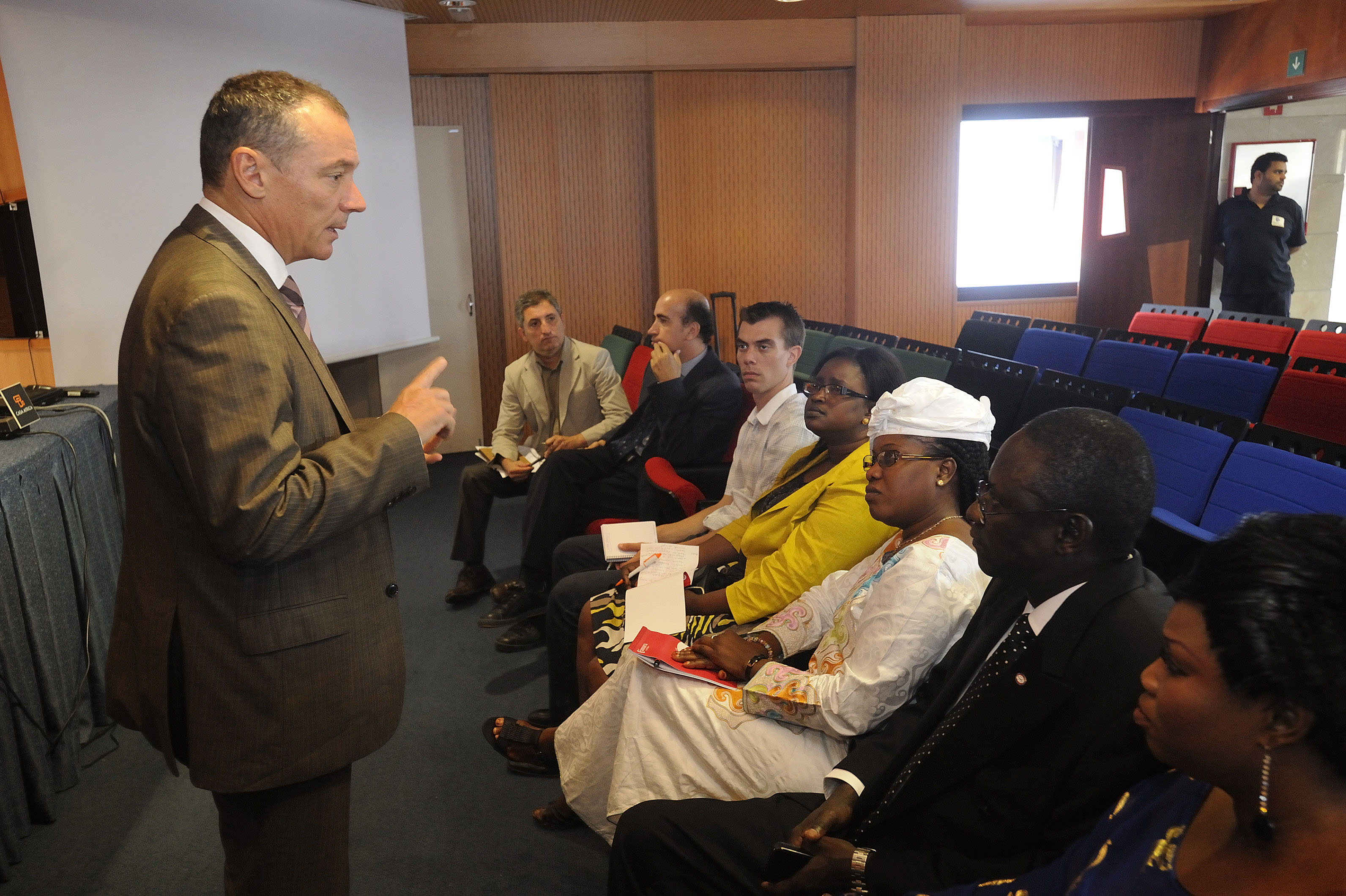 5. Luis Padilla, Secretario General de Casa África con la ministra de Turismo y Cultura de Gambia, Fatou Mas Jobe y otros representantes de Gambia
