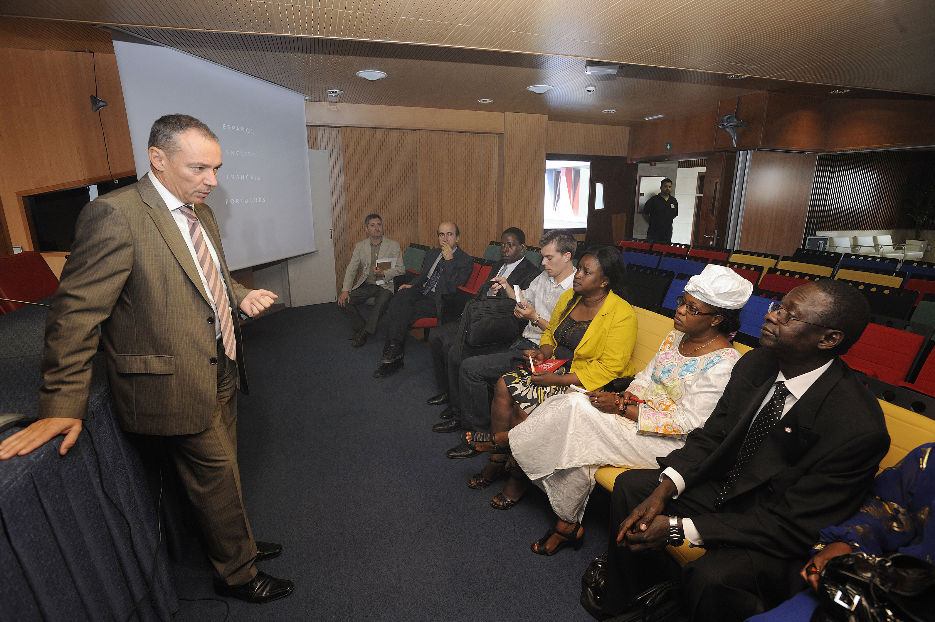 6. Luis Padilla, Secretario General de Casa África con la ministra de Turismo y Cultura de Gambia, Fatou Mas Jobe y otros representantes de Gambia