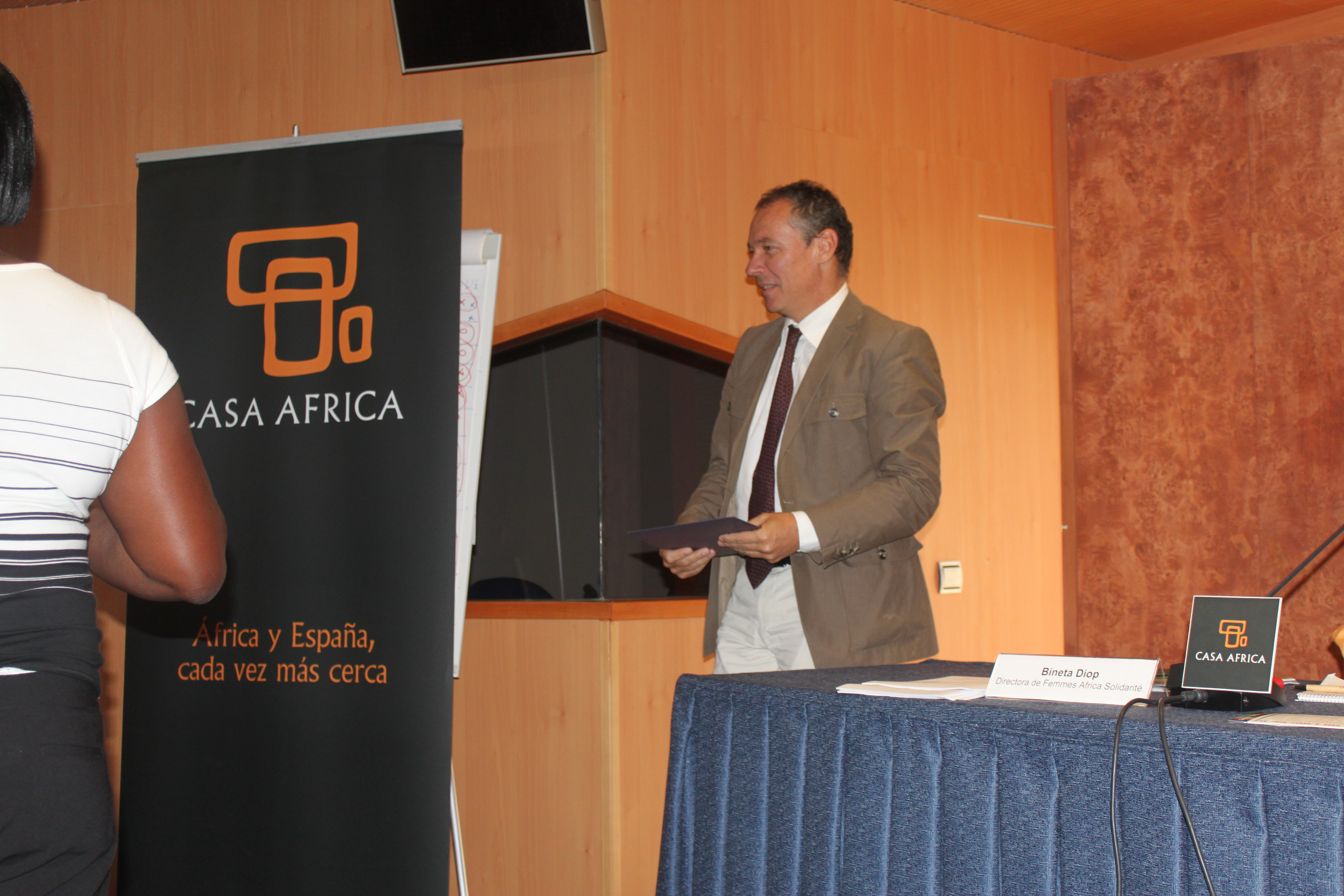 9. Entrega de premios a los proyectos empresariales por Luis Padilla, Secretario General de Casa África