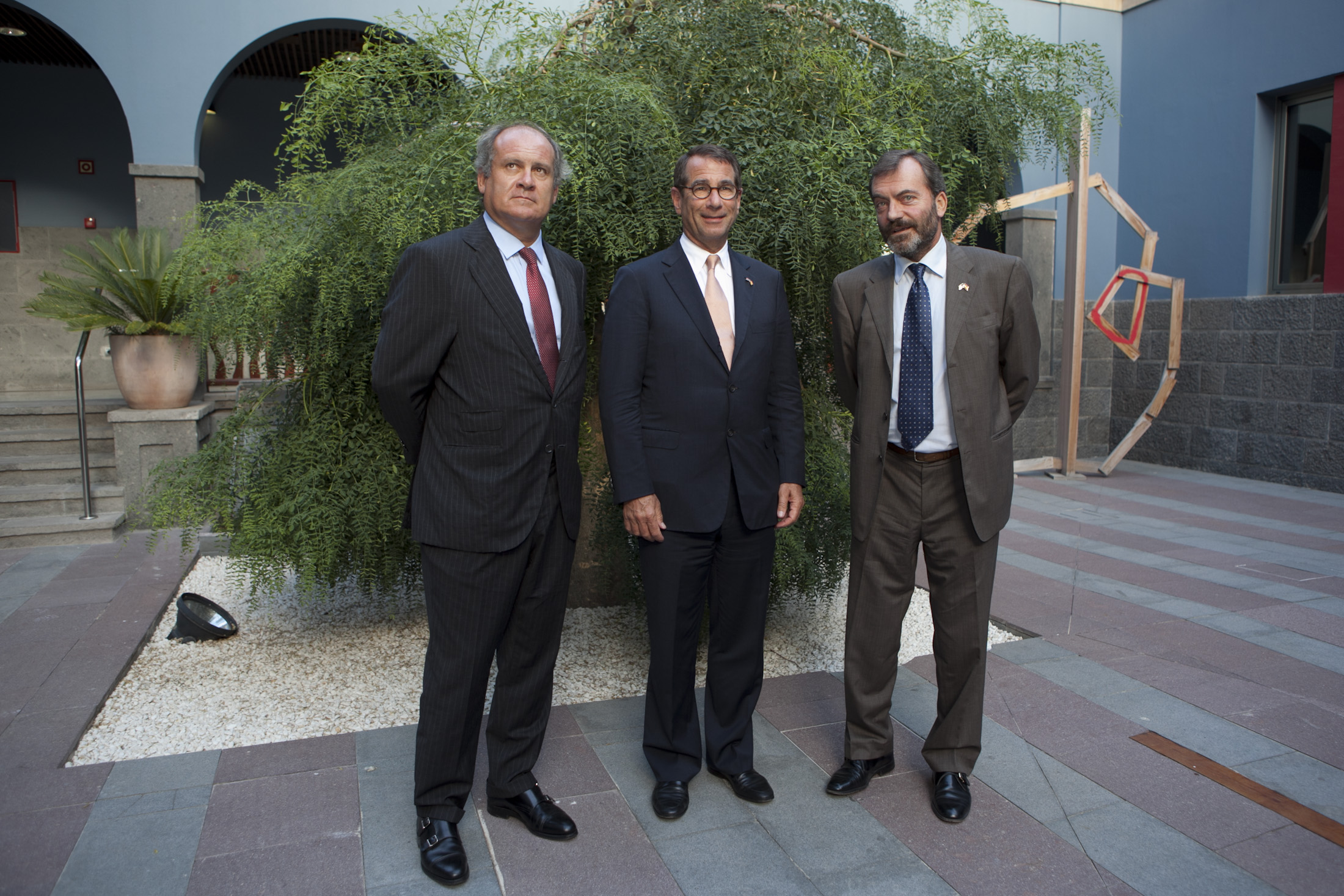 5. Pedro Agustín del Castillo, presidente de la Cámara de Comercio Americana en Canarias, Alan Solomont, Embajador de Estados Unidos en España y Ricardo Martínez Vázquez, director general de Casa África