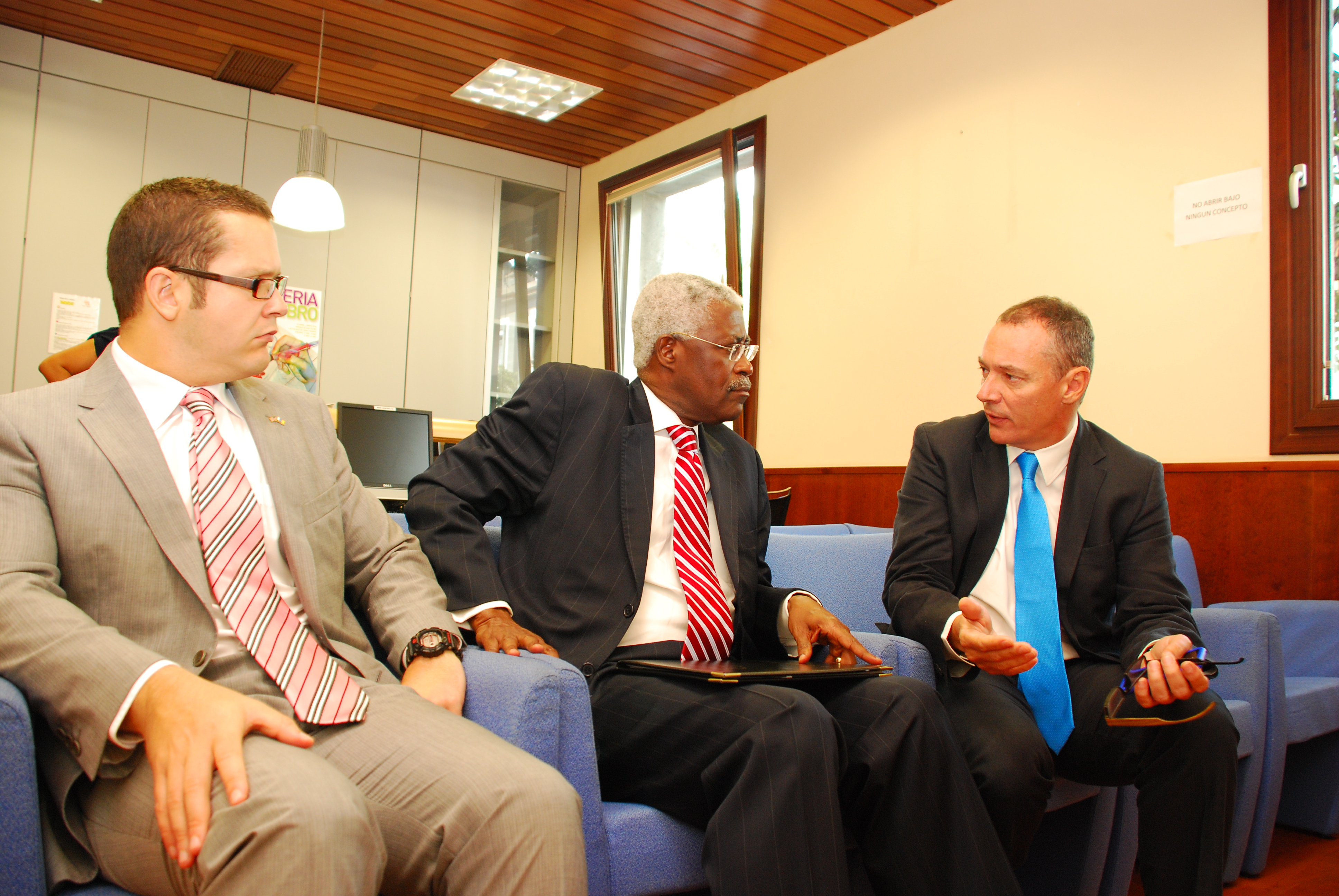 1. Koby A. Koomson ex embajador de Ghana en Estados Unidos y Luis Padilla, secretario general de Casa África