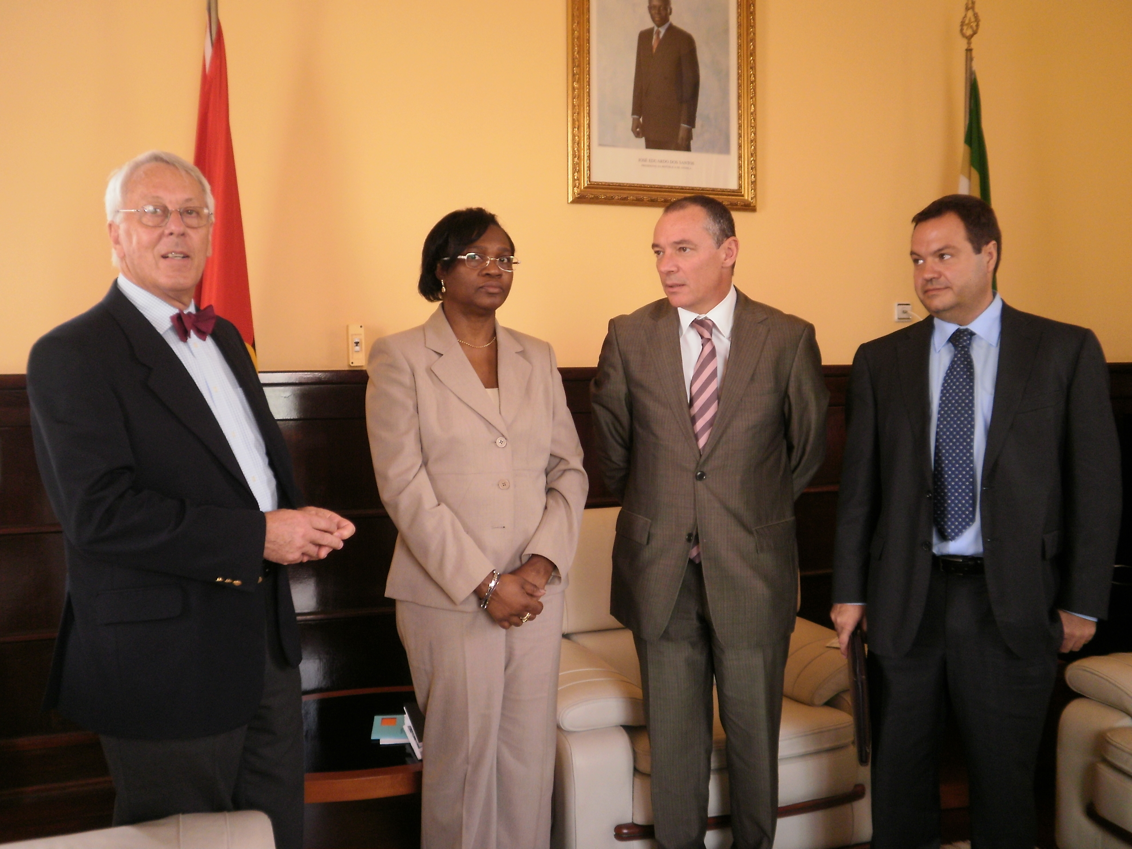 1. José María Castroviejo y Bolíbar, Embajador de España en Luanda, Exalgina Gamboa, Secretaria de Estado de Cooperación, Luis Padilla, Secretario General de Casa África