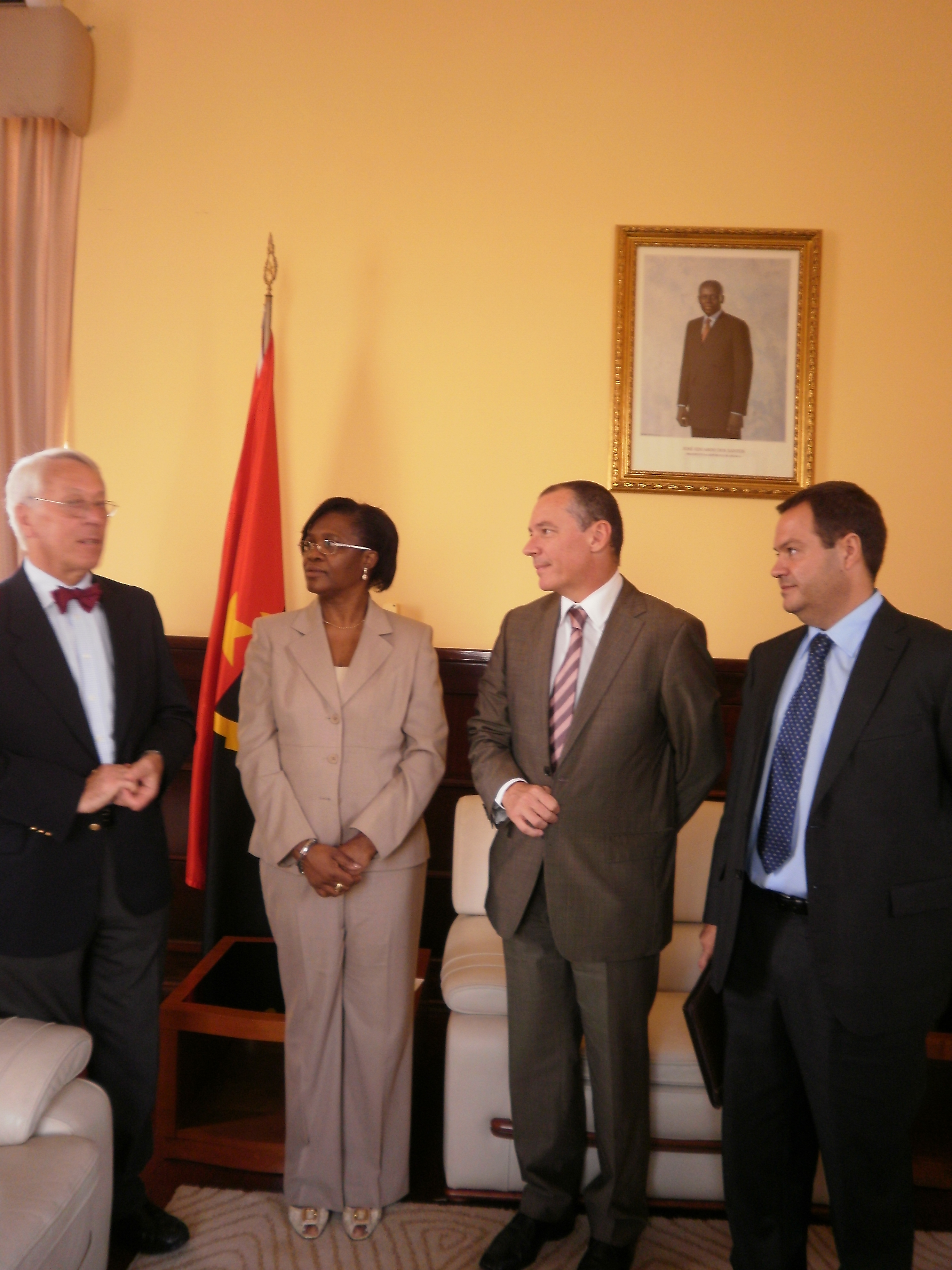 2. José María Castroviejo y Bolíbar, Embajador de España en Luanda, Exalgina Gamboa, Secretaria de Estado de Cooperación, Luis Padilla, Secretario General de Casa África