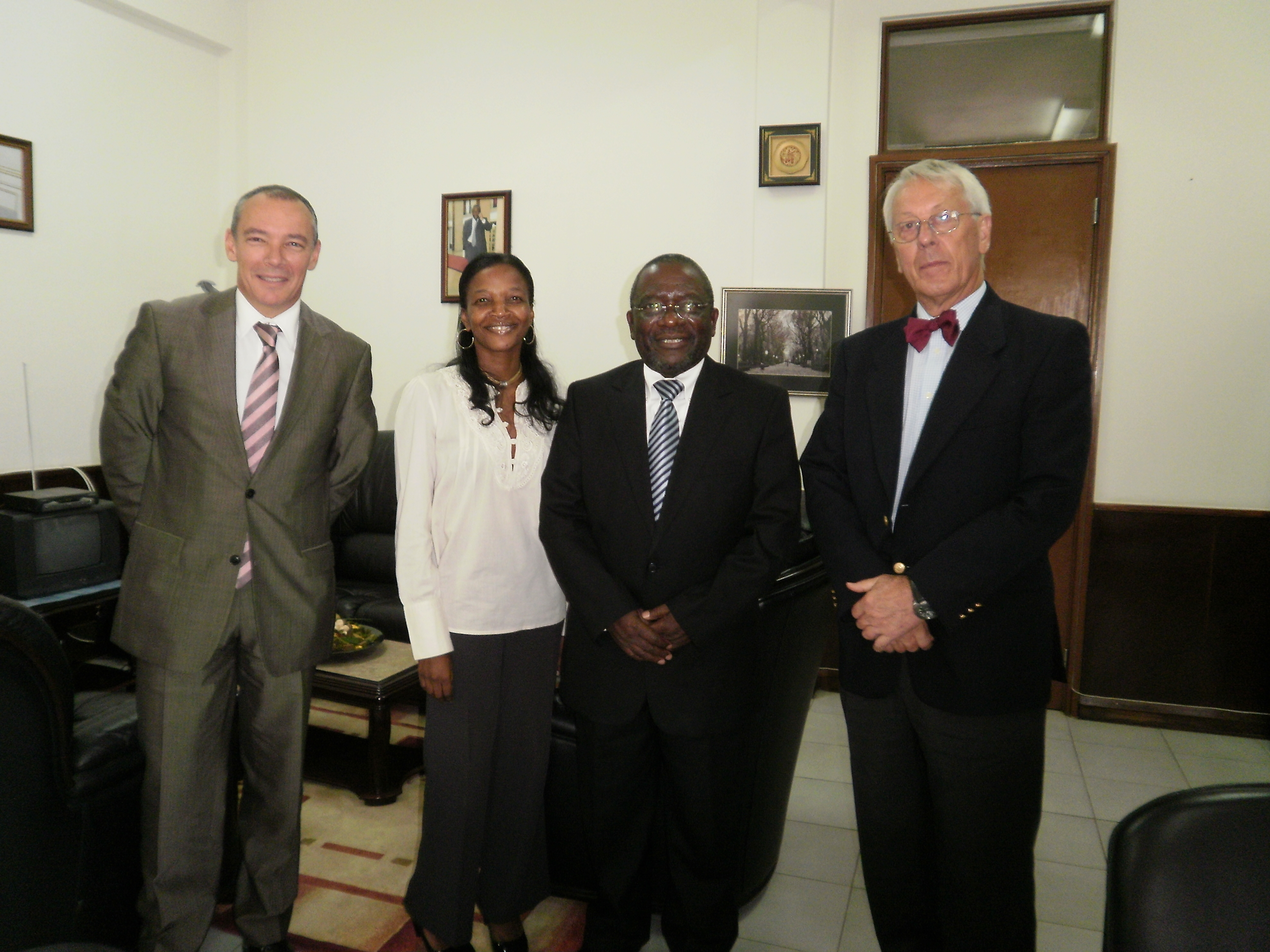 3. Luis Padilla, Secretario General de Casa África, Cornelio Caley, Viceministro de Cultura de Angola, José María Castroviejo y Bolíbar, Embajador de España en Luanda