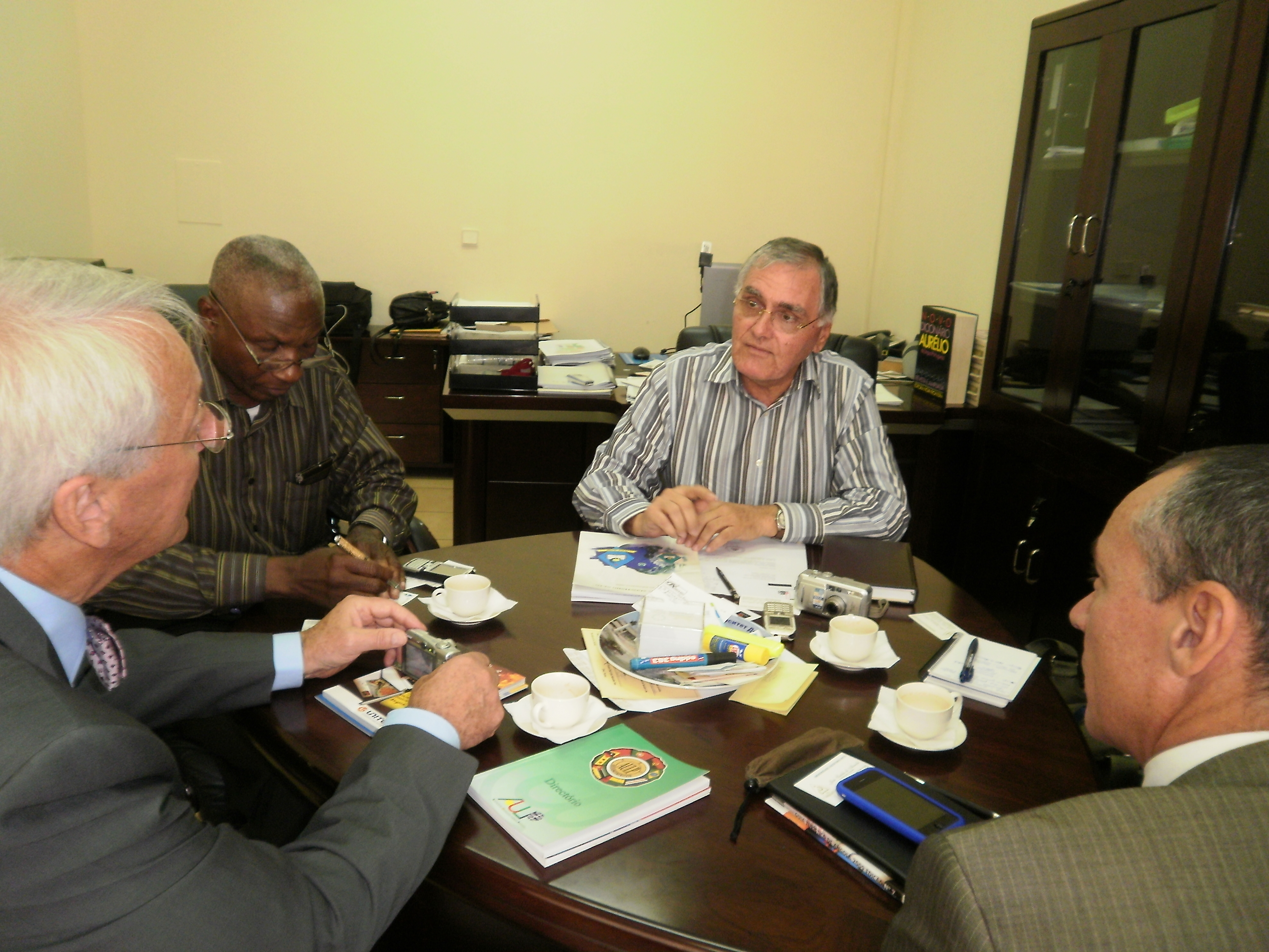 5. Reunión de Luis Padilla, Secretario General de Casa África con los rectores Joao Serodio (Universidad Agostinho Neto) y Mbunga Azinga (Universidad Kimpa-Vita