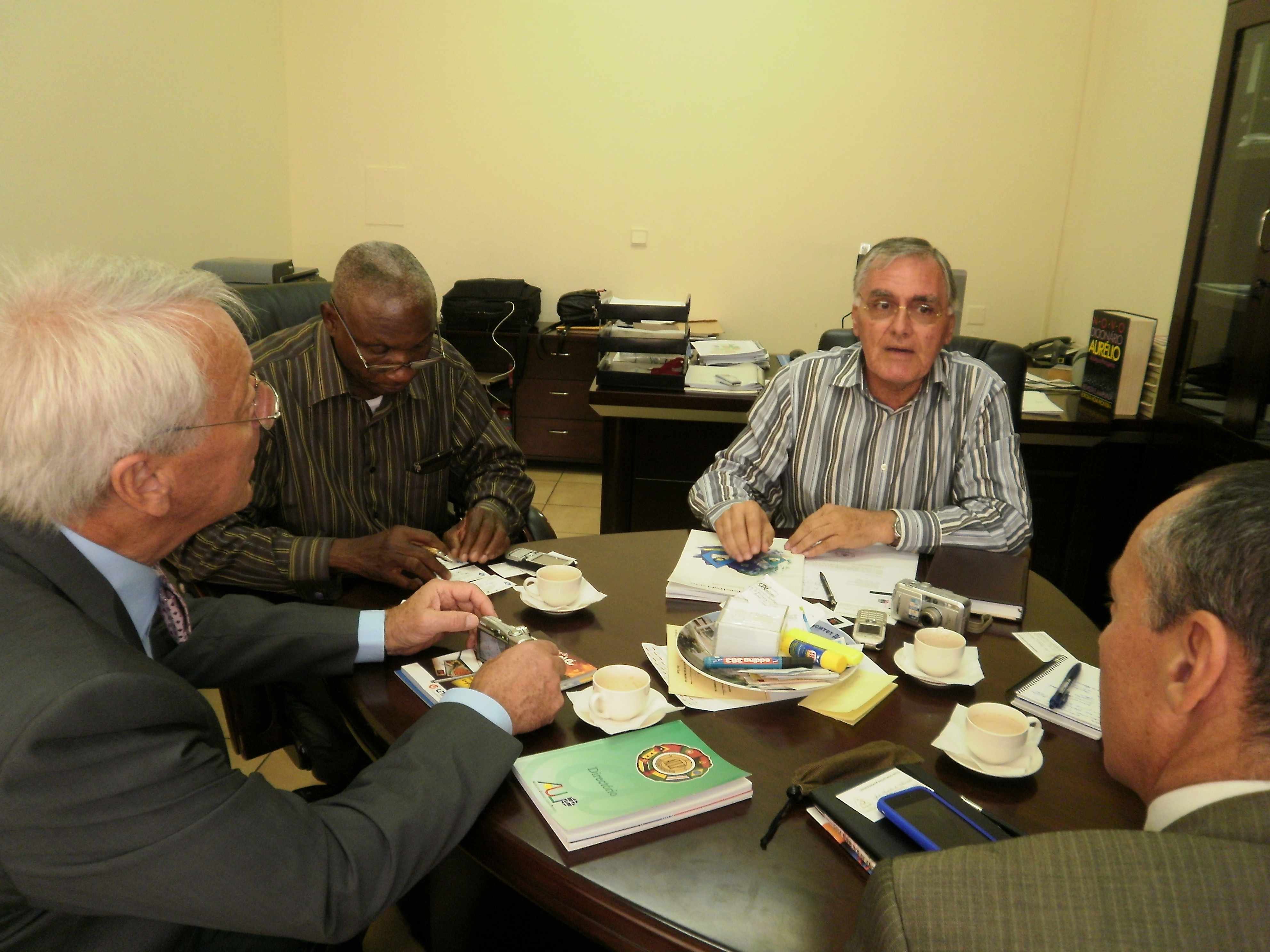 6. Reunión de Luis Padilla, Secretario General de Casa África con los rectores Joao Serodio (Universidad Agostinho Neto) y Mbunga Azinga (Universidad Kimpa-Vita