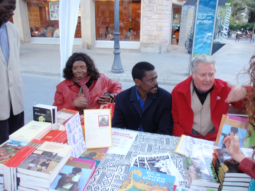 8. Remei Sipi autora de diversos ensayos y libros de cuentos, Tomás Avila Laurel escritor guineano y Josep María Sarabia, responsable de la librería La Ploma