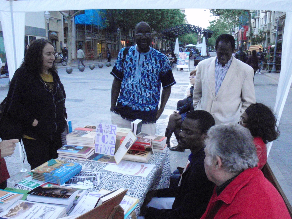 10. Saiba Bayo, escritor, Koumera, senegales, autor de unos cuentos infantiles, Remei Sipi autora de diversos ensayos y libros de cuentos,  Tomás Avila Laurel escritor guineano y Josep María Sarabia, responsable de la librería La Ploma
