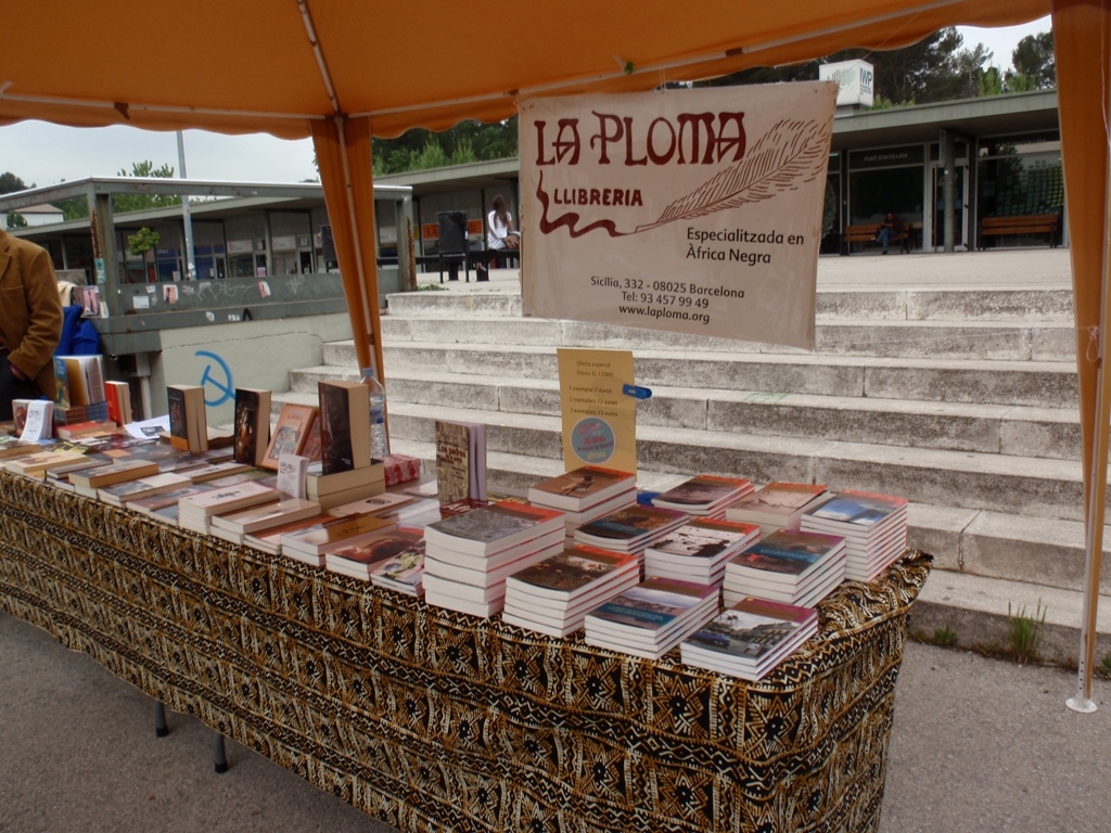 2. Stand que la librería La Ploma en el campus