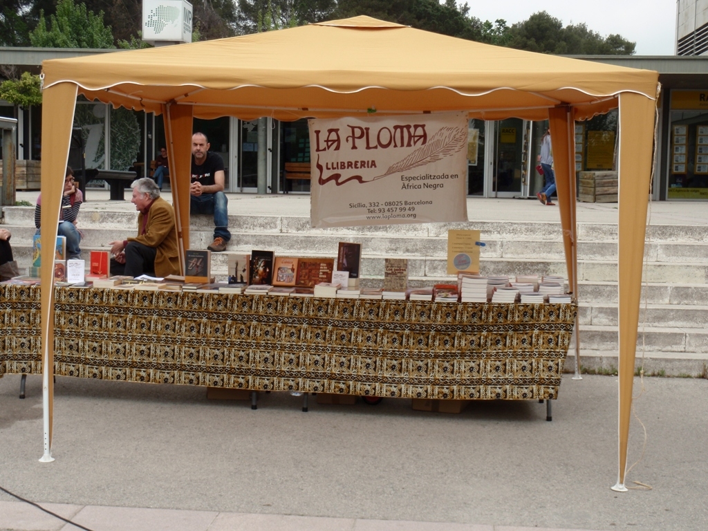 3. Stand que la librería La Ploma en el campus