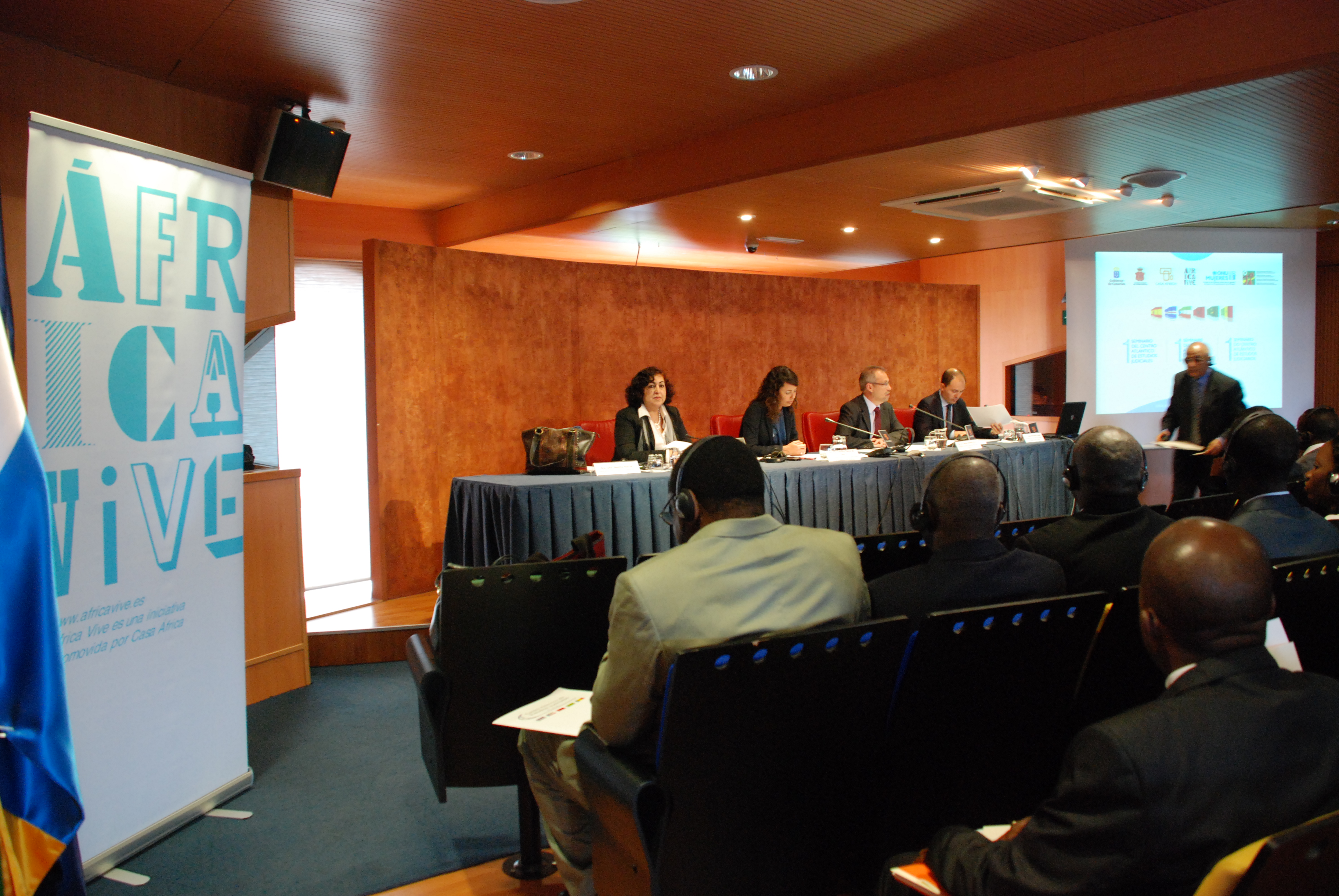 2. De izquierda a derecha: Naziha Harrak, Carolina Déniz de León, Viceconsejera de Justicia y Seguridad, Carlos Almela Vich, Letrado de Relaciones Internacionales del Consejo general del poder judicial y Jaime Requena Juliani