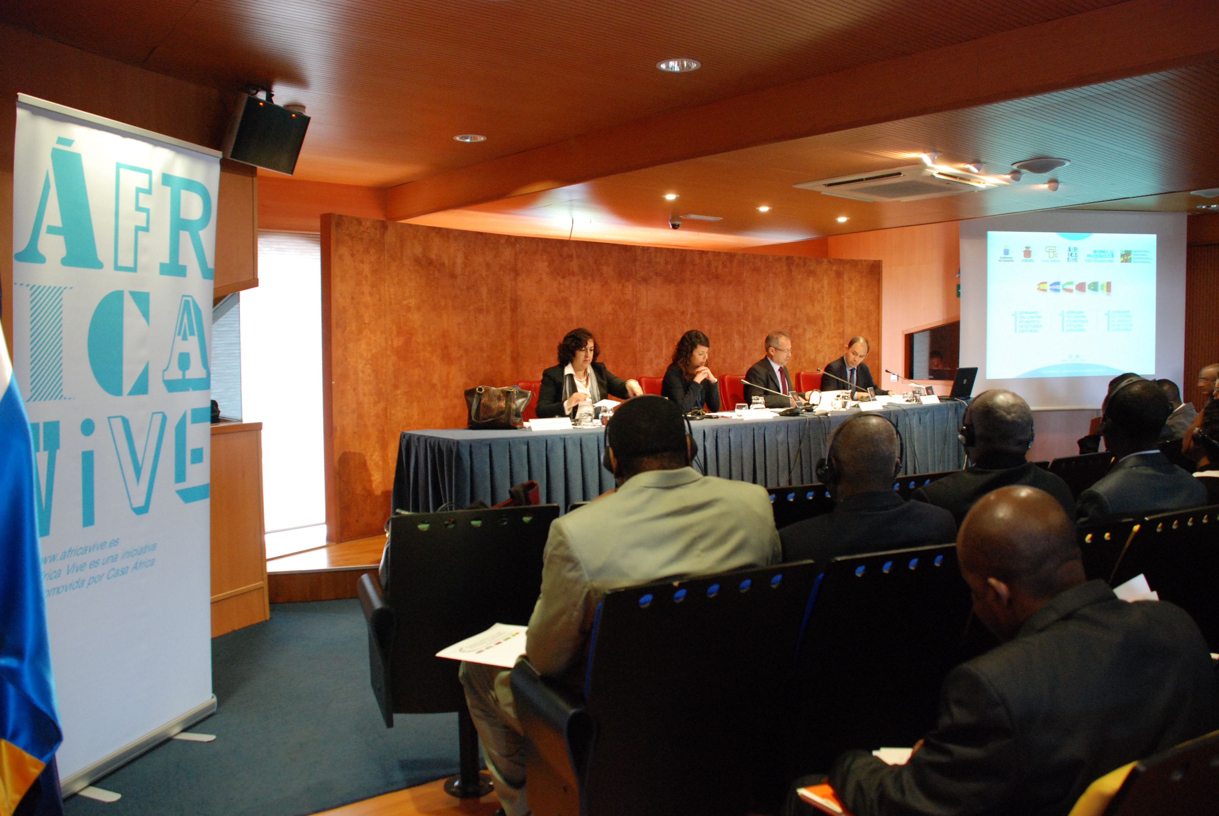 3. De izquierda a derecha: Naziha Harrak, Carolina Déniz de León, Viceconsejera de Justicia y Seguridad, Carlos Almela Vich, Letrado de Relaciones Internacionales del Consejo general del poder judicial y Jaime Requena Juliani