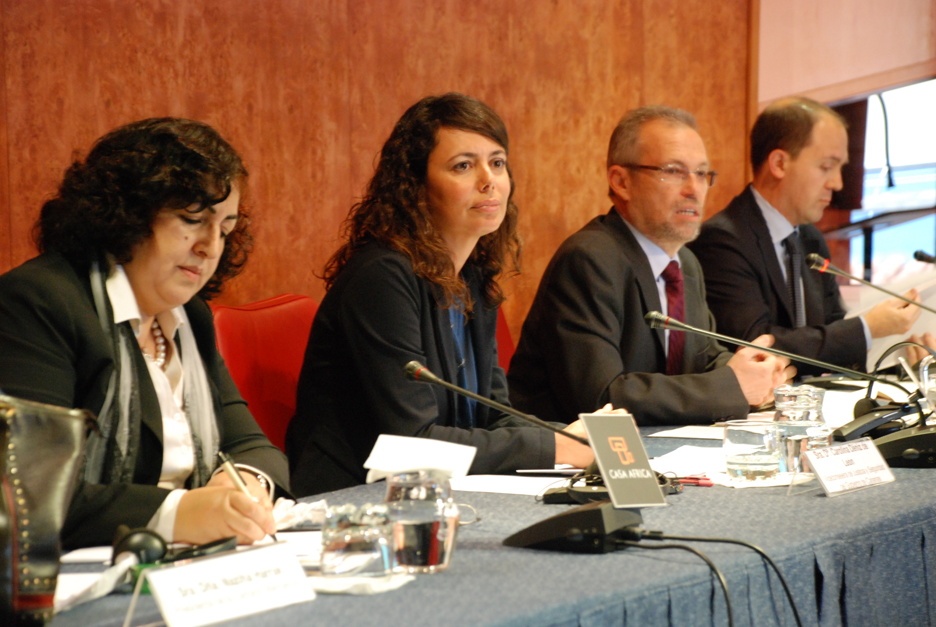 4. De izquierda a derecha: Naziha Harrak, Carolina Déniz de León, Viceconsejera de Justicia y Seguridad, Carlos Almela Vich, Letrado de Relaciones Internacionales del Consejo general del poder judicial y Jaime Requena Juliani