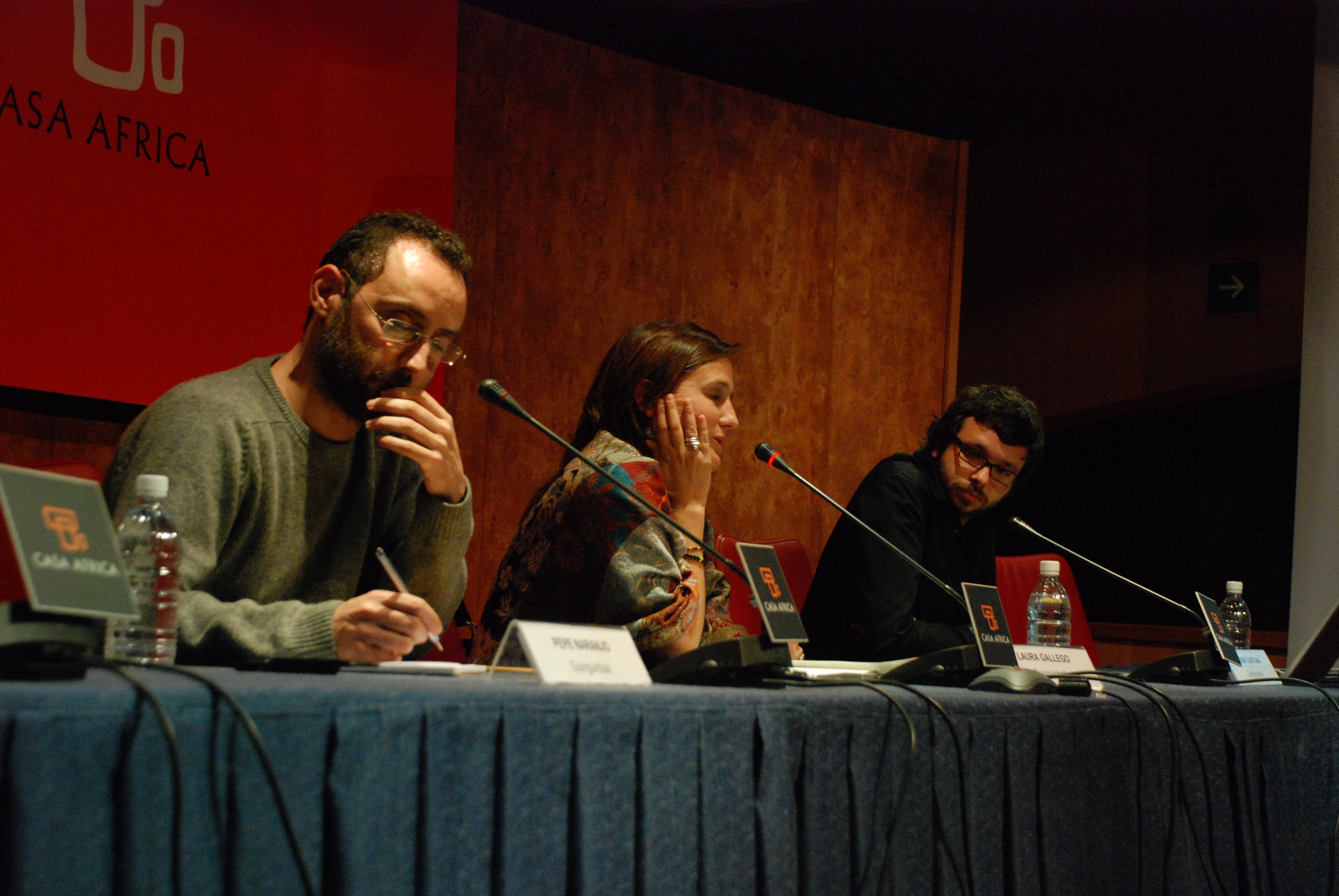 1. José Naranjo, Laura Gallego y Txema Santana durante la celebración del I Aniversario de GuinGuinBali y la presentación de  África en 2010