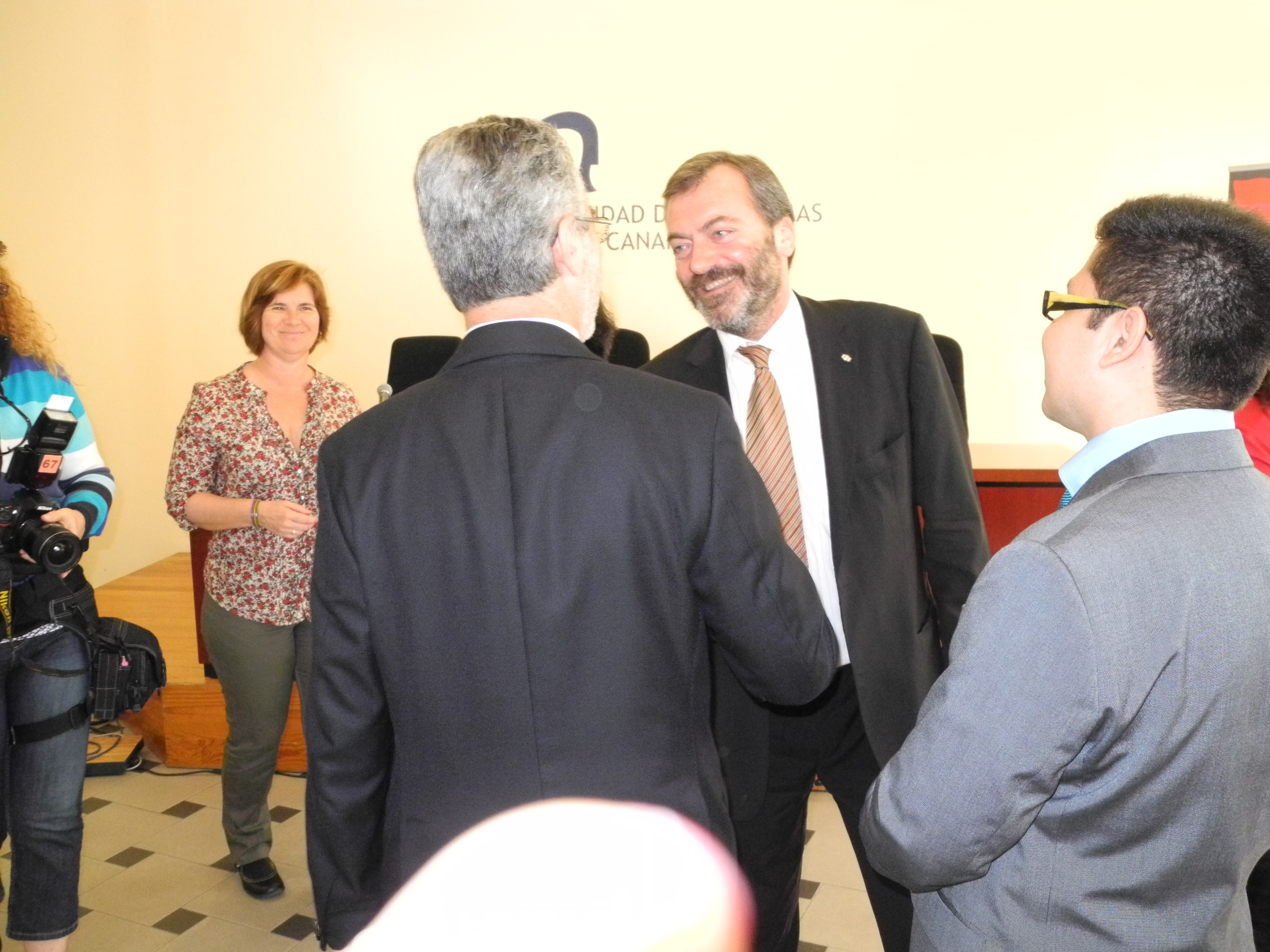 4. Alfredo Pazmiño, Presidente de Canarias de la Fundación Triangulo, Ricardo Martínez Vázquez, Director General de Casa África y José Regidor, Rector de la Universidad de Las Palmas de Gran Canaria