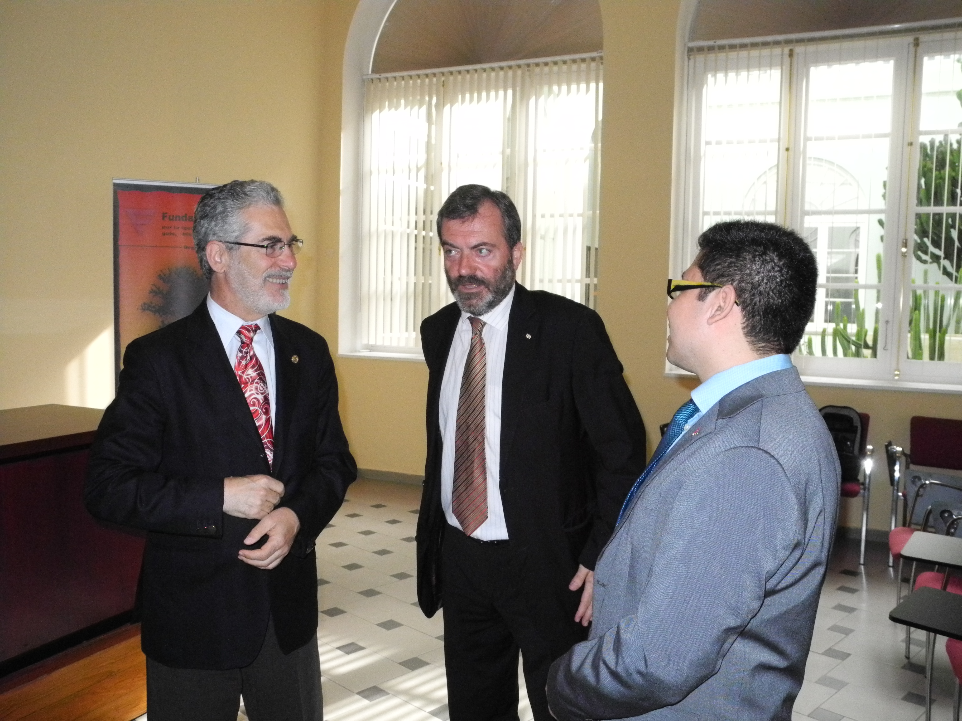 5. Alfredo Pazmiño, Presidente de Canarias de la Fundación Triangulo, Ricardo Martínez Vázquez, Director General de Casa África y José Regidor, Rector de la Universidad de Las Palmas de Gran Canaria
