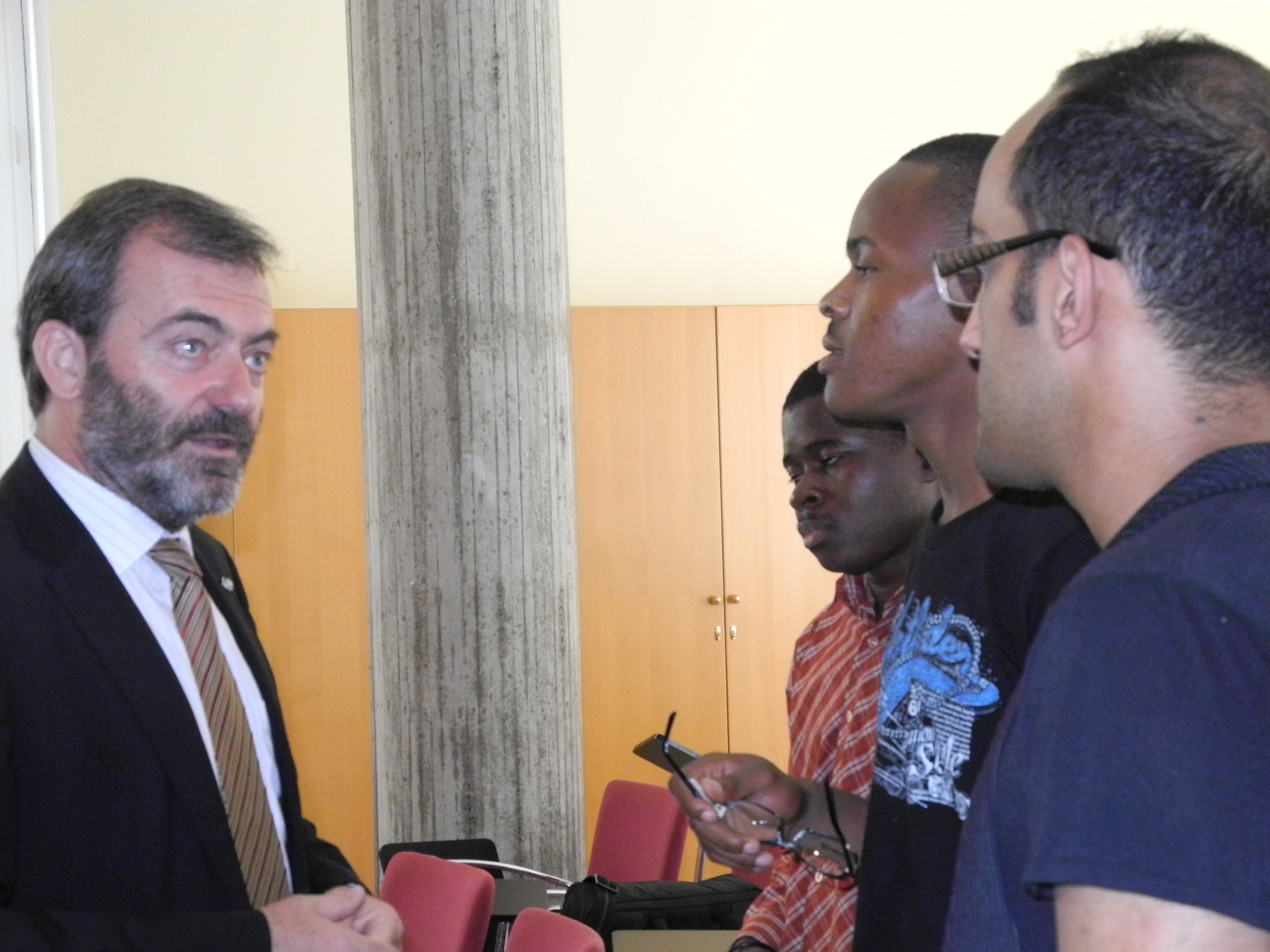 7. Ricardo Martínez Vázquez, Director General de Casa África, Moujib Errahmen Khaldi, Universitè Jean Monnet, Túnez y Stepehn CHukwumah.