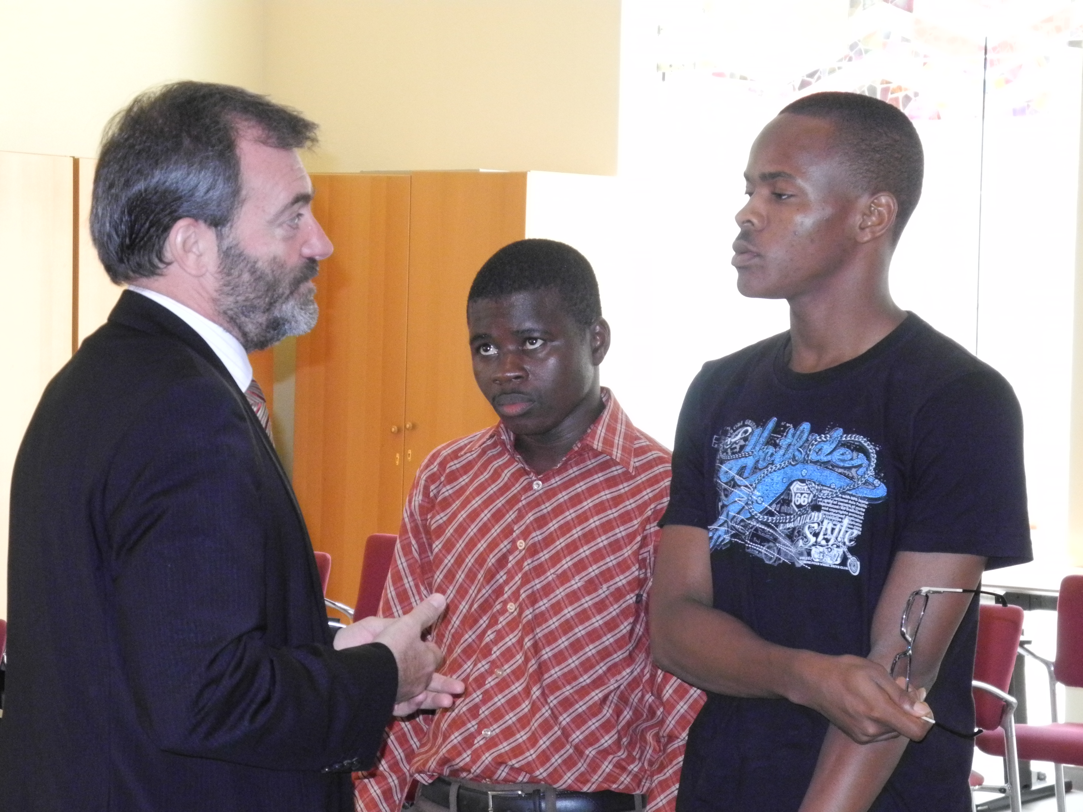 8. Ricardo Martínez Vázquez, Director General de Casa África, Stepehn CHukwumah y George Freeman