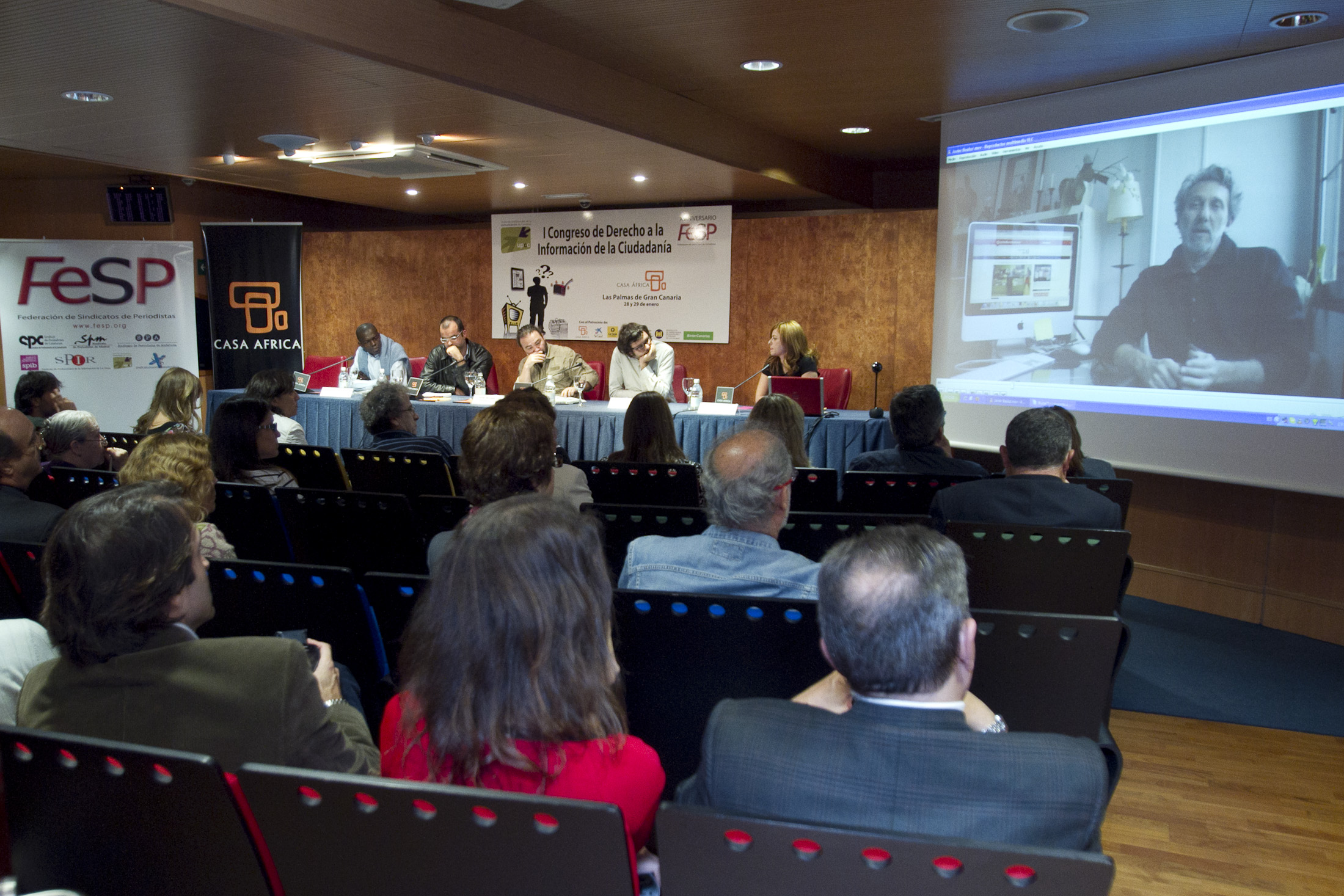 37. Jean Arsene YaoYao, periodista costamarfileño afincado en España, Javier Bernabé Fragua (Periodismo Preventivo), Eric Canino (CreativaCanaria.com), Txema Santana (GuinGuinBali) y Vanessa del Cristo, periodista