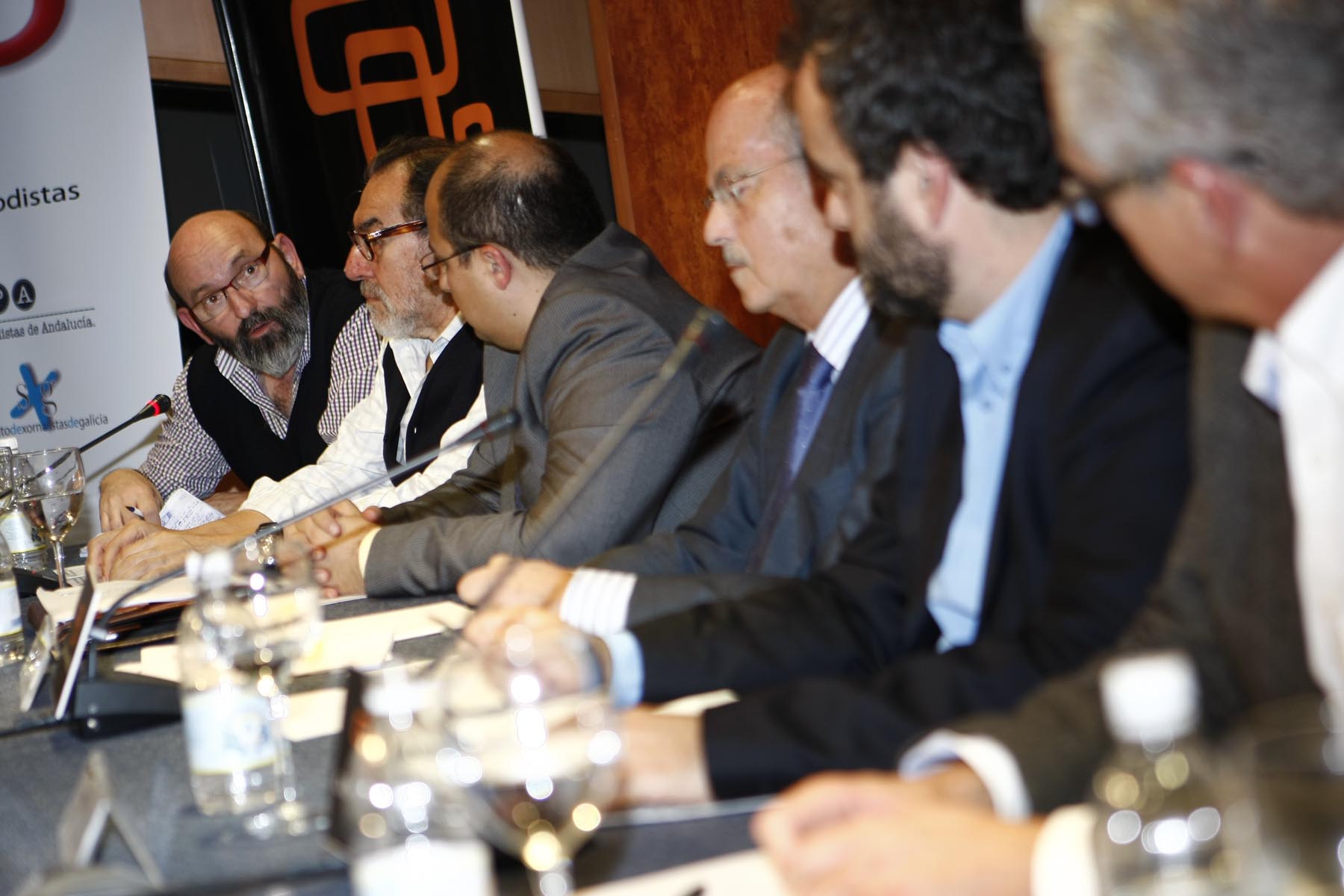 58. Manuel Mediavilla, de la Junta Ejecutiva del Sindicato de Periodistas de Madrid, Dardo Gómez, Secretario General de la FeSP, José Segura (PSOE), Armando Recio García (IU) y Juan García Luján, periodista