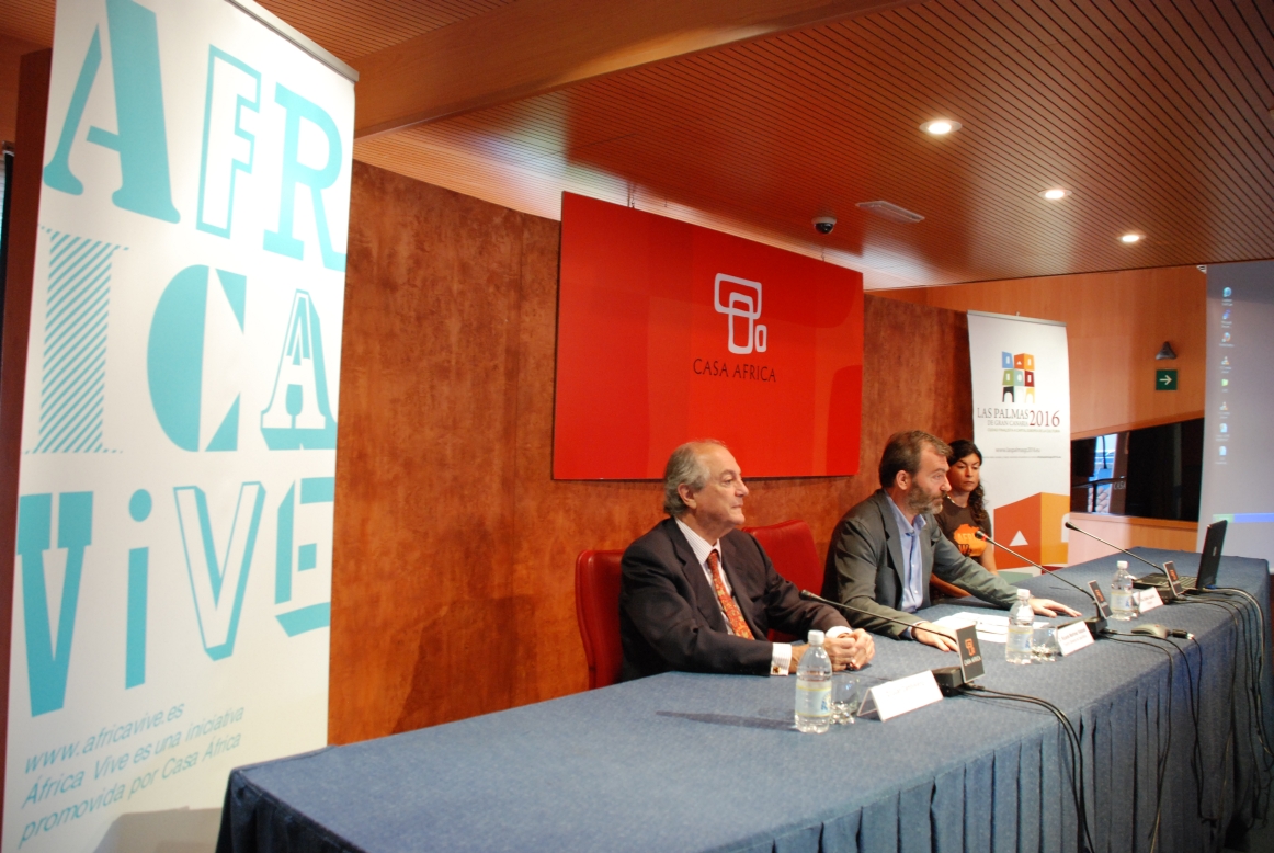 1. Rueda de prensa de presentación de La Piel de África. De izq. a derecha: Juan Cambreleng -director artístico de la candidatura Las Palmas de Gran Canaria 2016-, Esther Azpeitia -fotógtafa- y Ricardo Martínez -director general de Casa África-
