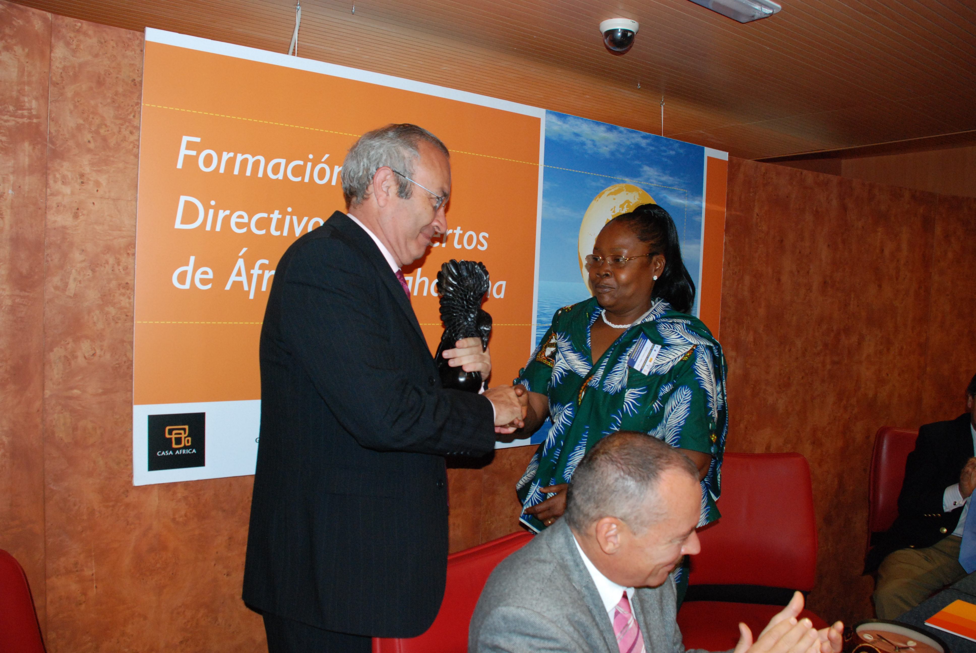 11. José Daniel López López. Director APLP y  Angele Biao, Presidenta de la asociación de mujeres profesionales del sector marítimo y portuario de África Central y Occidental