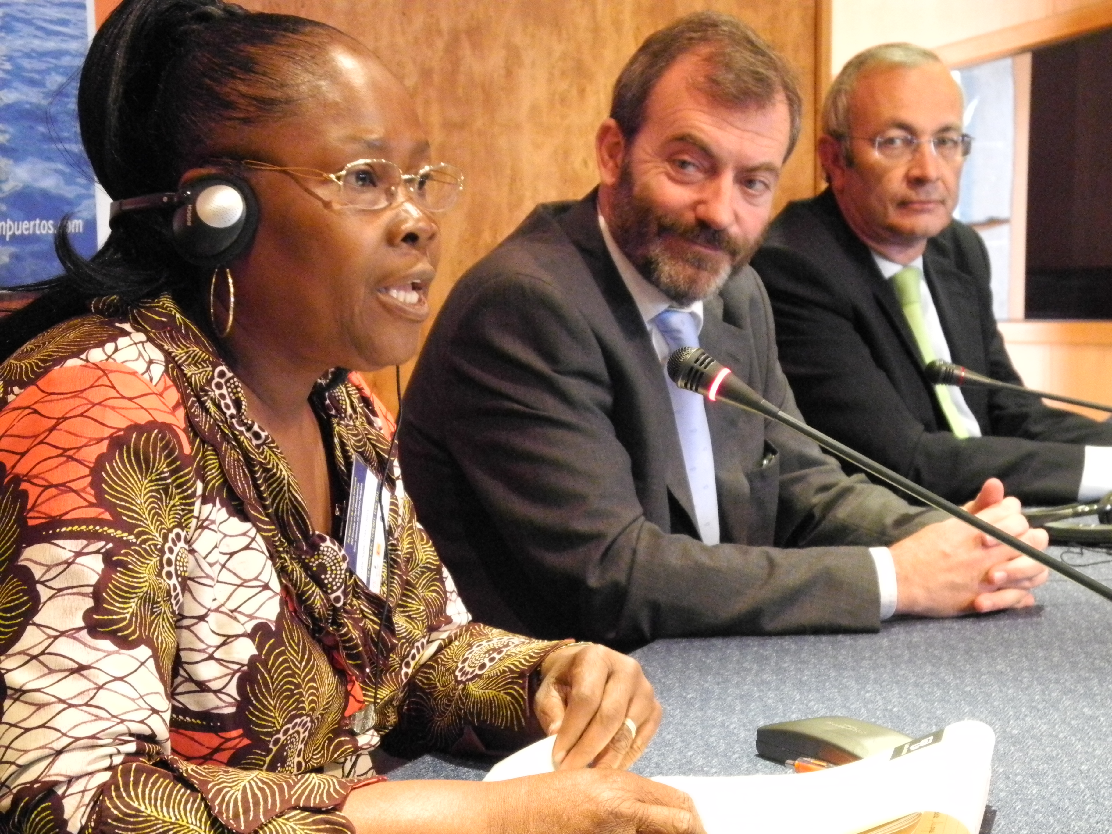 28. Angele Biao, Presidenta de la asociación de mujeres profesionales del sector marítimo y portuario de África Central y Occidental y Ricardo Martínez Vázquez, Director General de Casa África