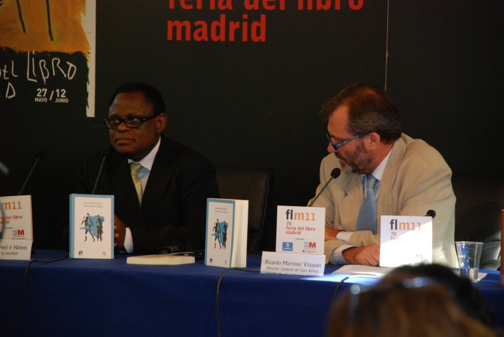 24. Ricardo Martínez Vázquez, Director General de Casa África y Isidore Ndaywel, autor del libro Historia del Congo