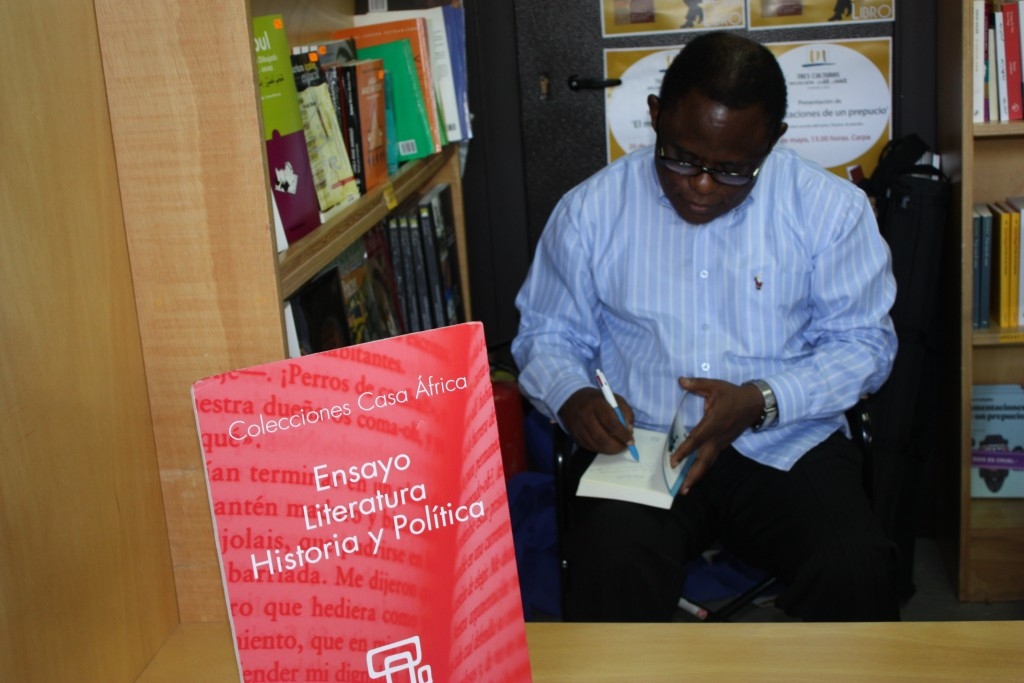7. Isidore Ndaywel, autor de Historia del Congo, desde sus orígenes hasta nuestros días, durante la firma de libros
