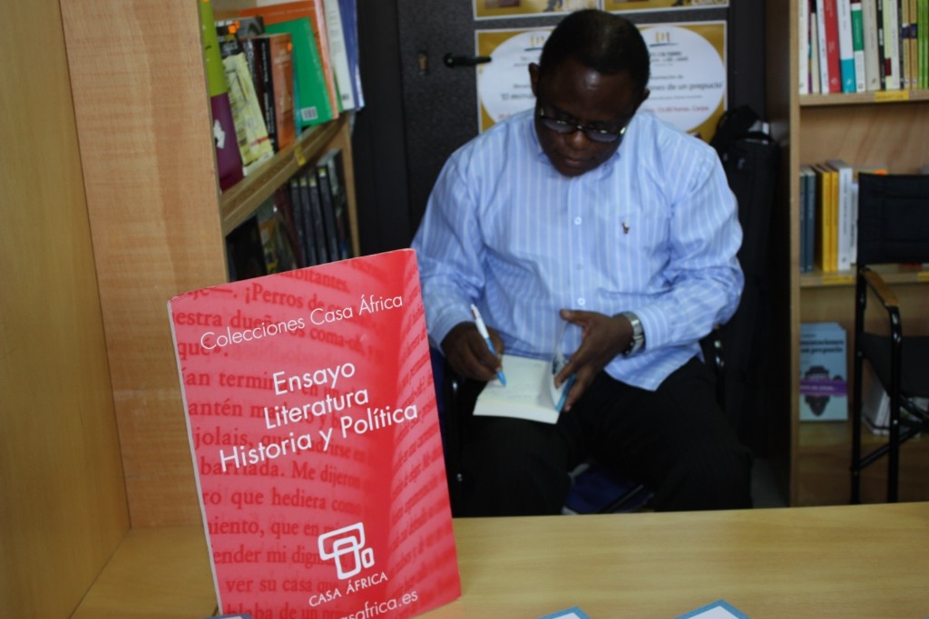 8. Isidore Ndaywel, autor de Historia del Congo, desde sus orígenes hasta nuestros días, durante la firma de libros