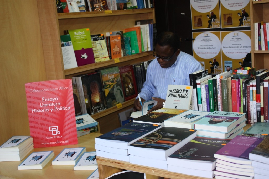9. Isidore Ndaywel, autor de Historia del Congo, desde sus orígenes hasta nuestros días, durante la firma de libros