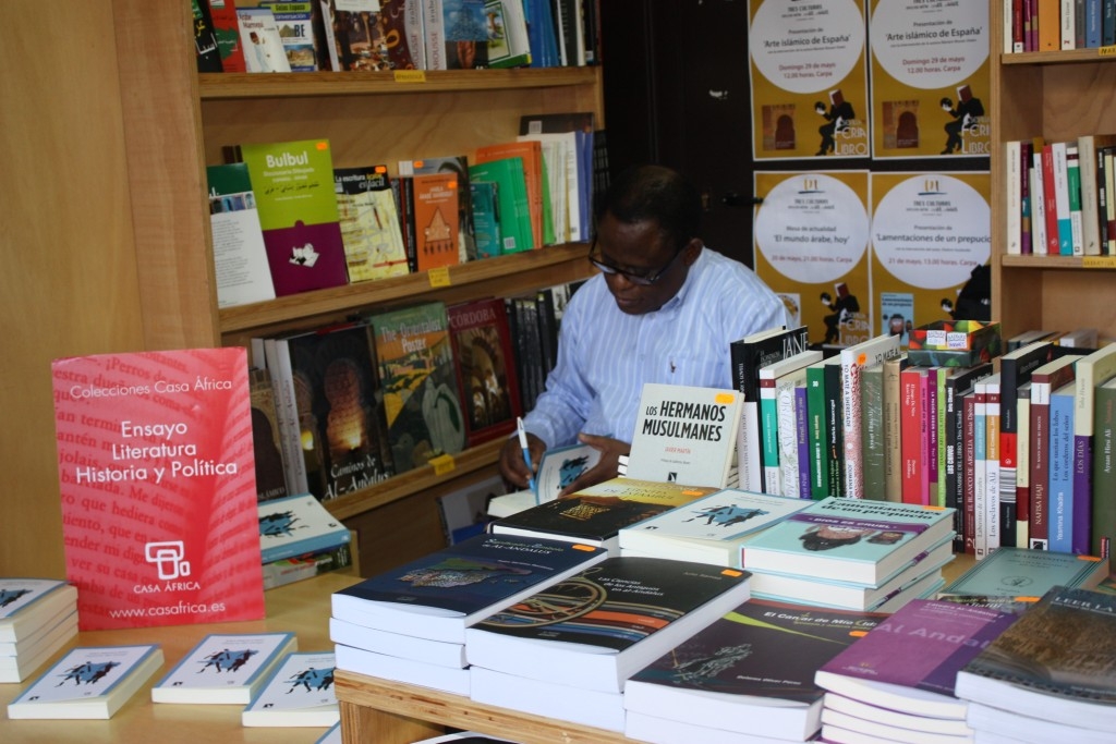 10. Isidore Ndaywel, autor de Historia del Congo, desde sus orígenes hasta nuestros días, durante la firma de libros