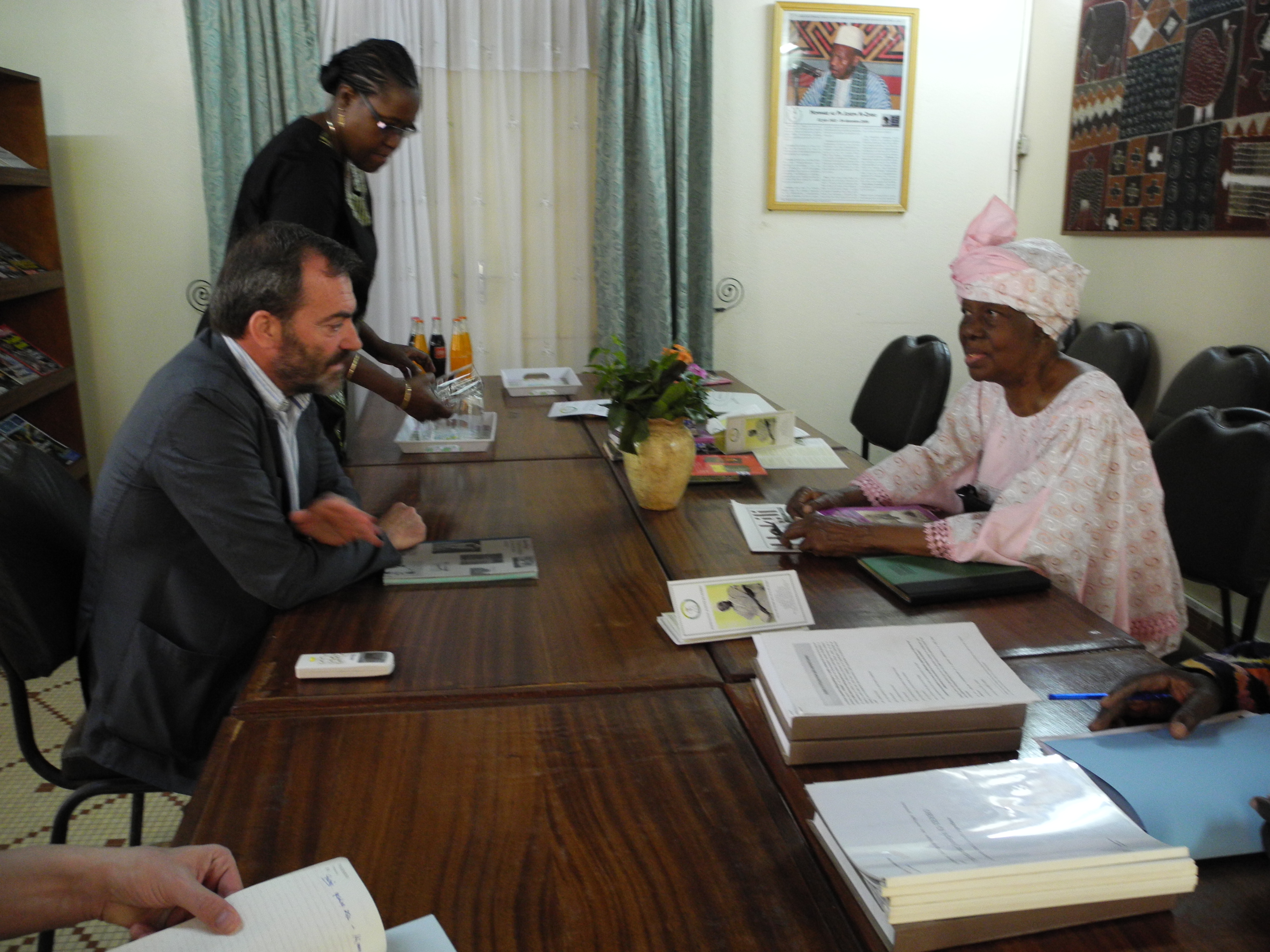 1. Visita de Ricardo Martínez Vázquez, director general de Casa África a la Fundación Joseph Ki-Zerbo