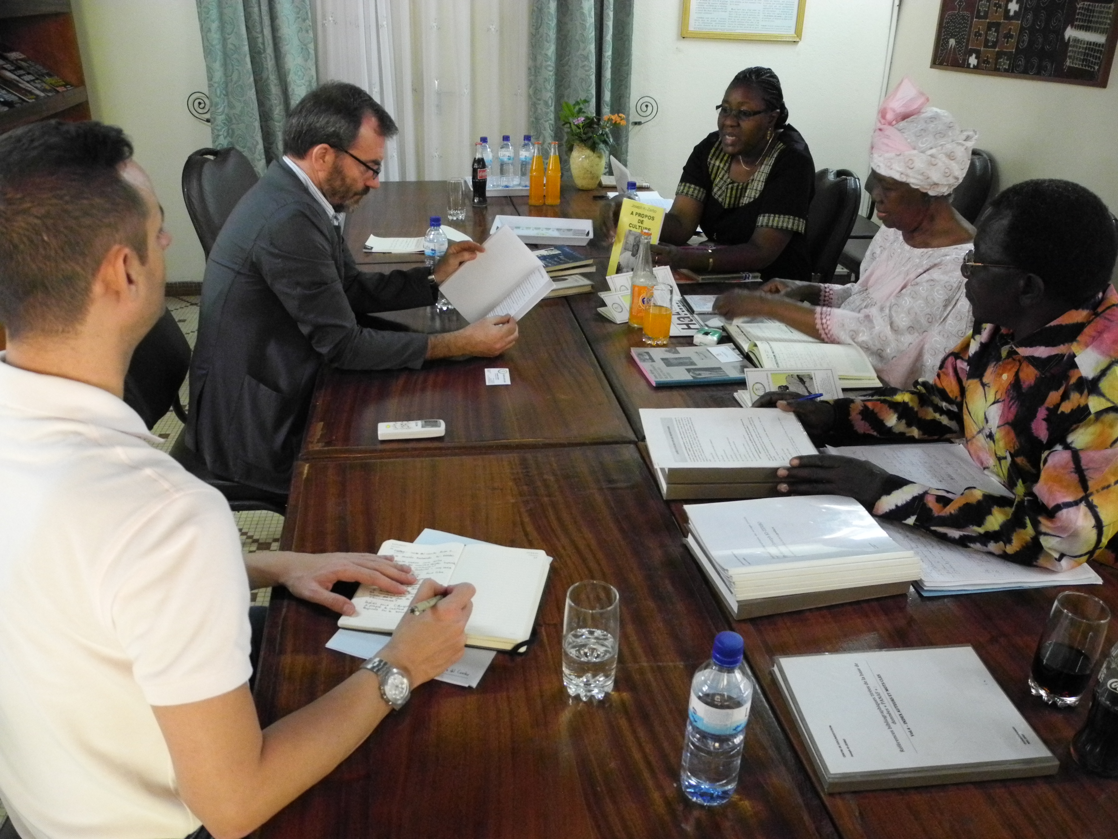 14. Visita de Ricardo Martínez Vázquez, director general de Casa África a la Fundación Joseph Ki-Zerbo