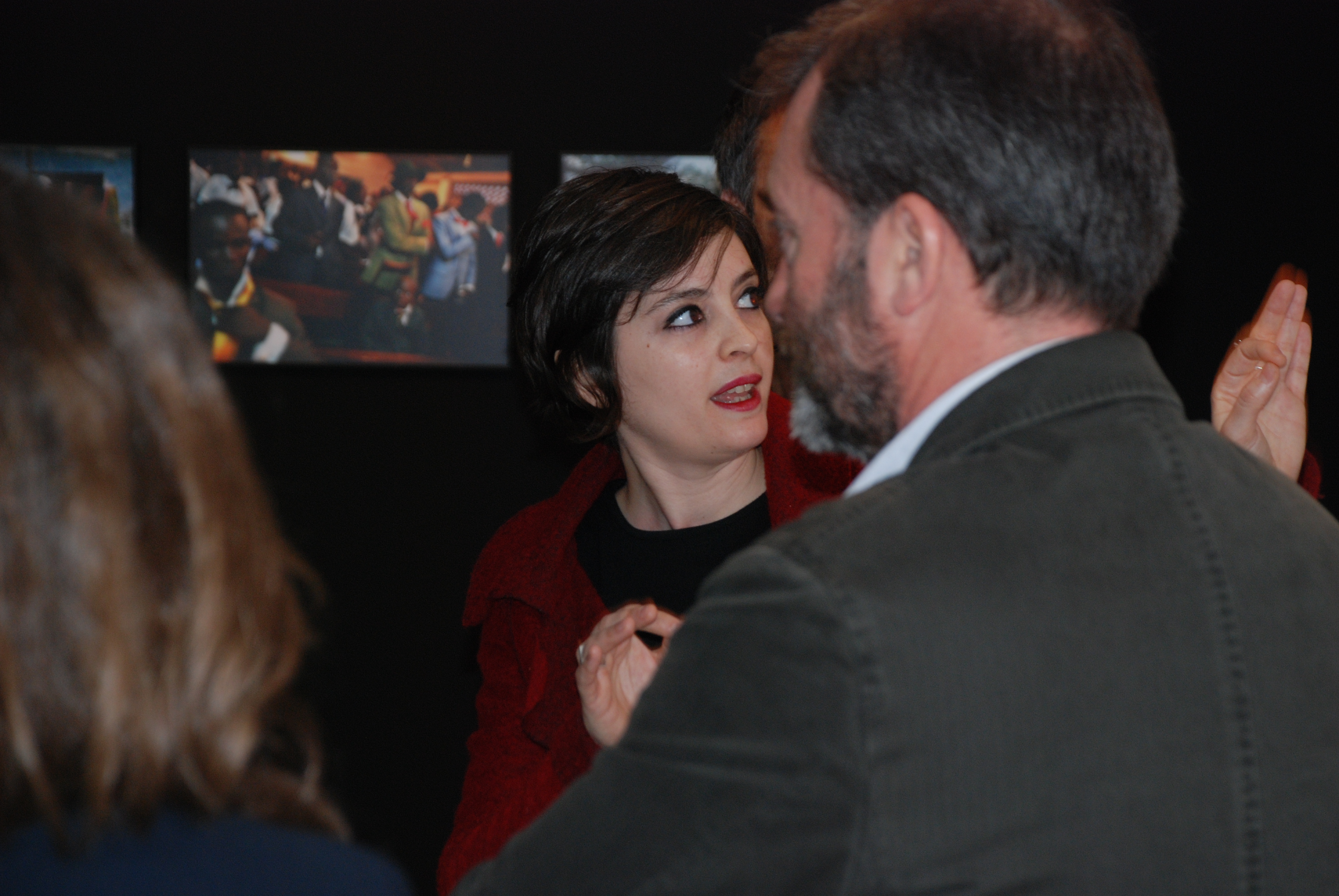 3. Rueda de prensa de la presentación de la exposición en Casa África. Presenta Sandra Maunac, comisaria de la exposición