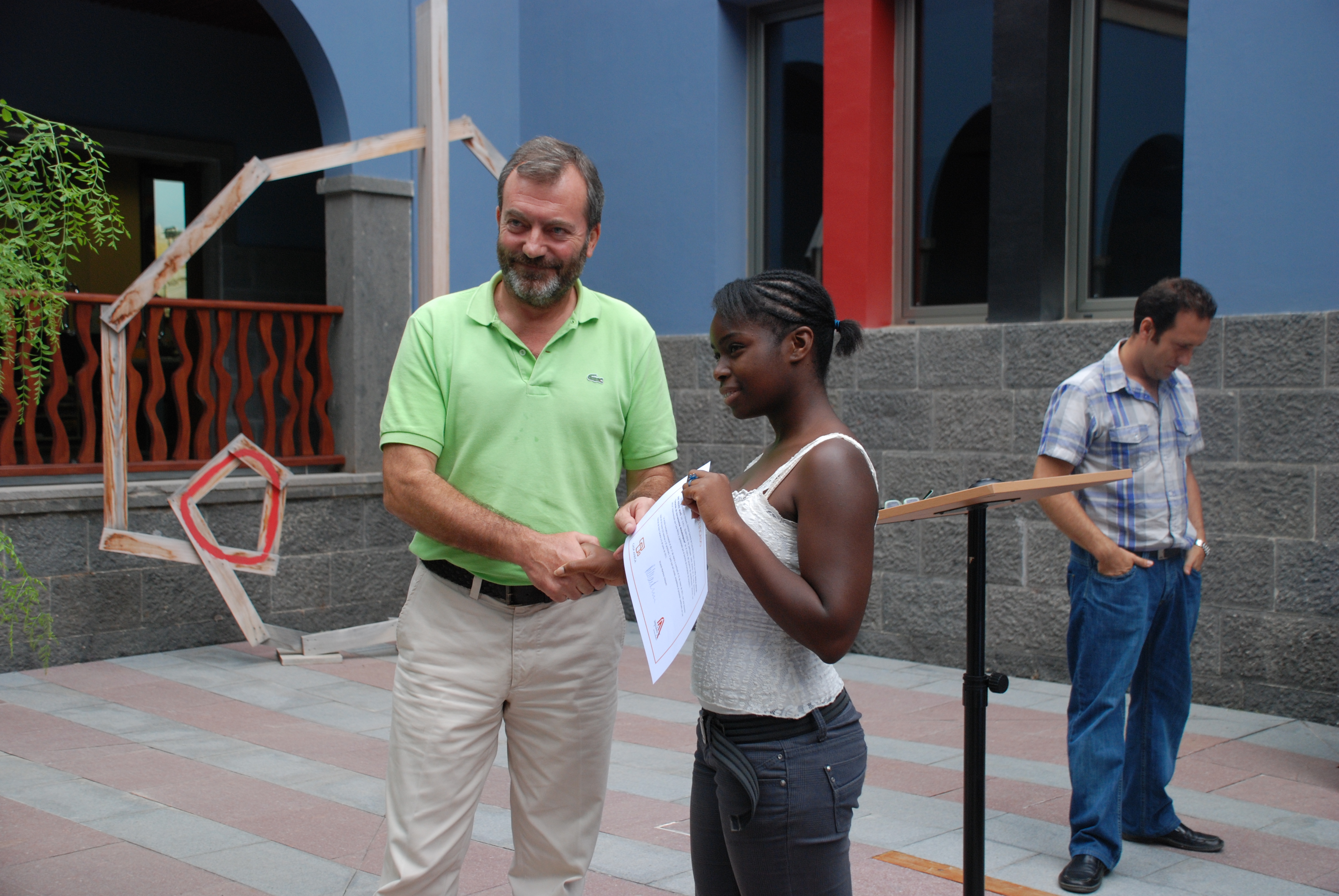 16. Ricardo Martínez Vázquez, Director General de Casa África entregando el certificado a  Wayso das Nieves Bohó