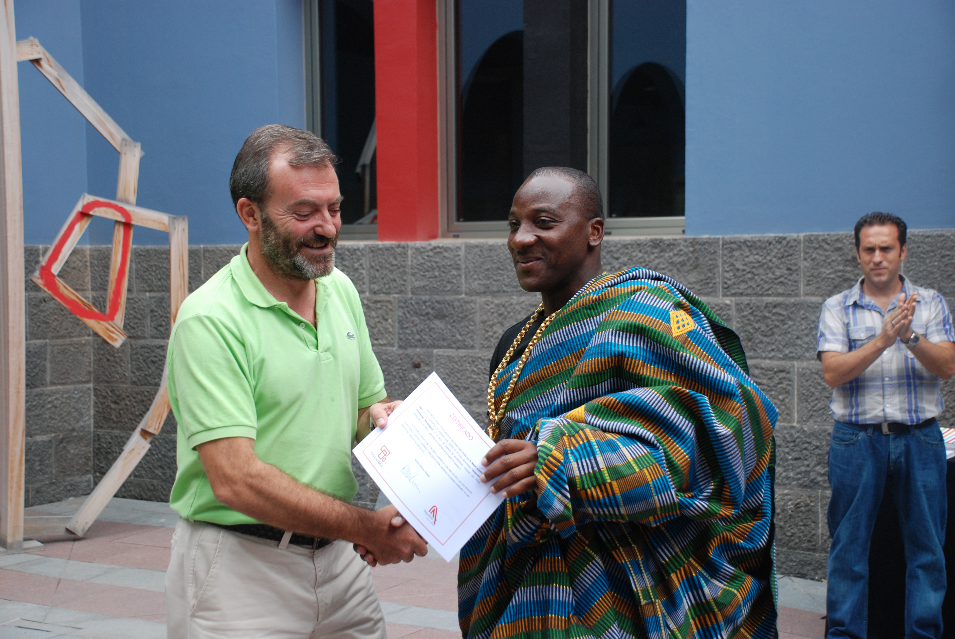 17. Ricardo Martínez Vázquez, Director General de Casa África entregando el certificado a Marc Euler