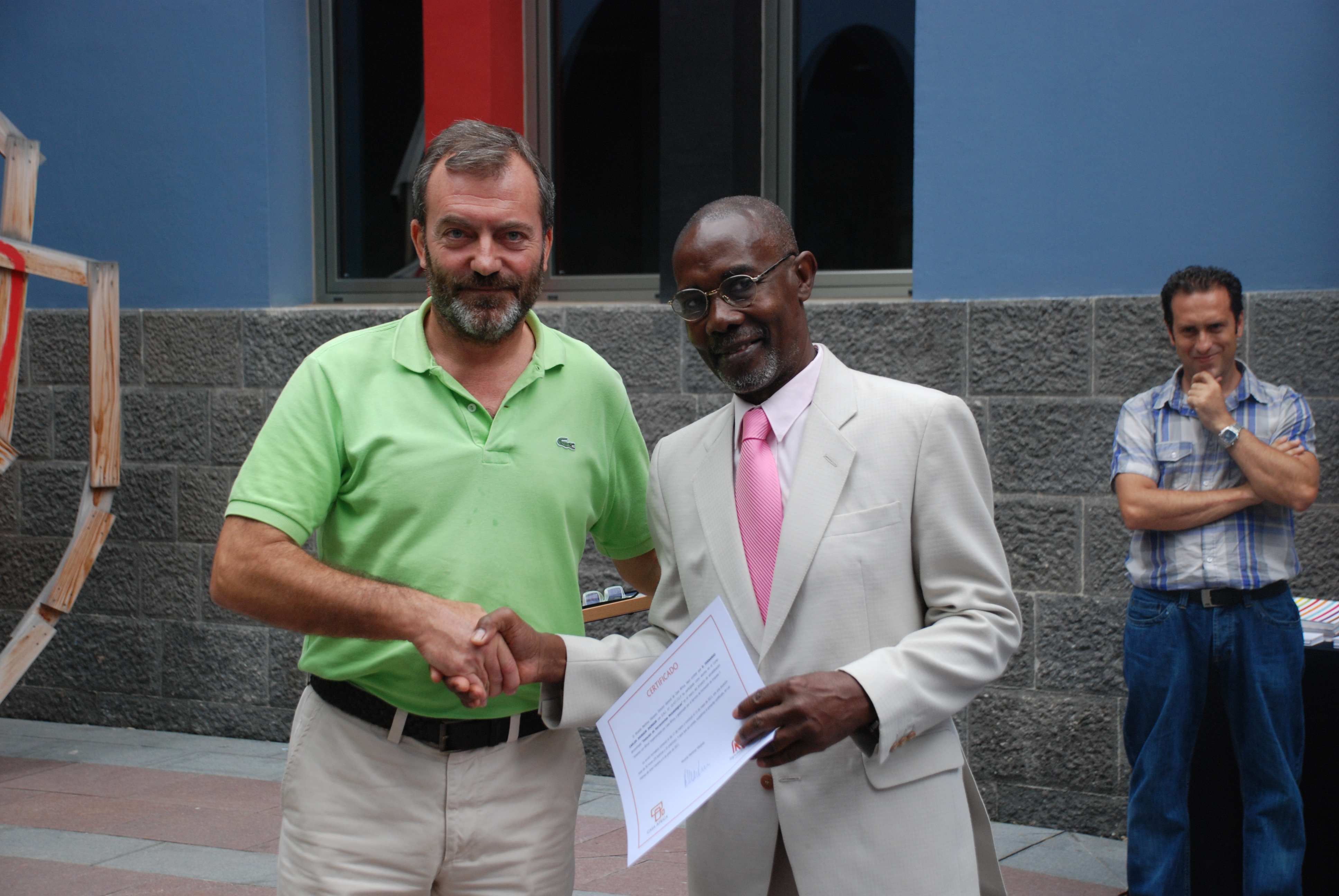 18. Ricardo Martínez Vázquez, Director General de Casa África entregando el certificado a Fernando Carlos Jhonson