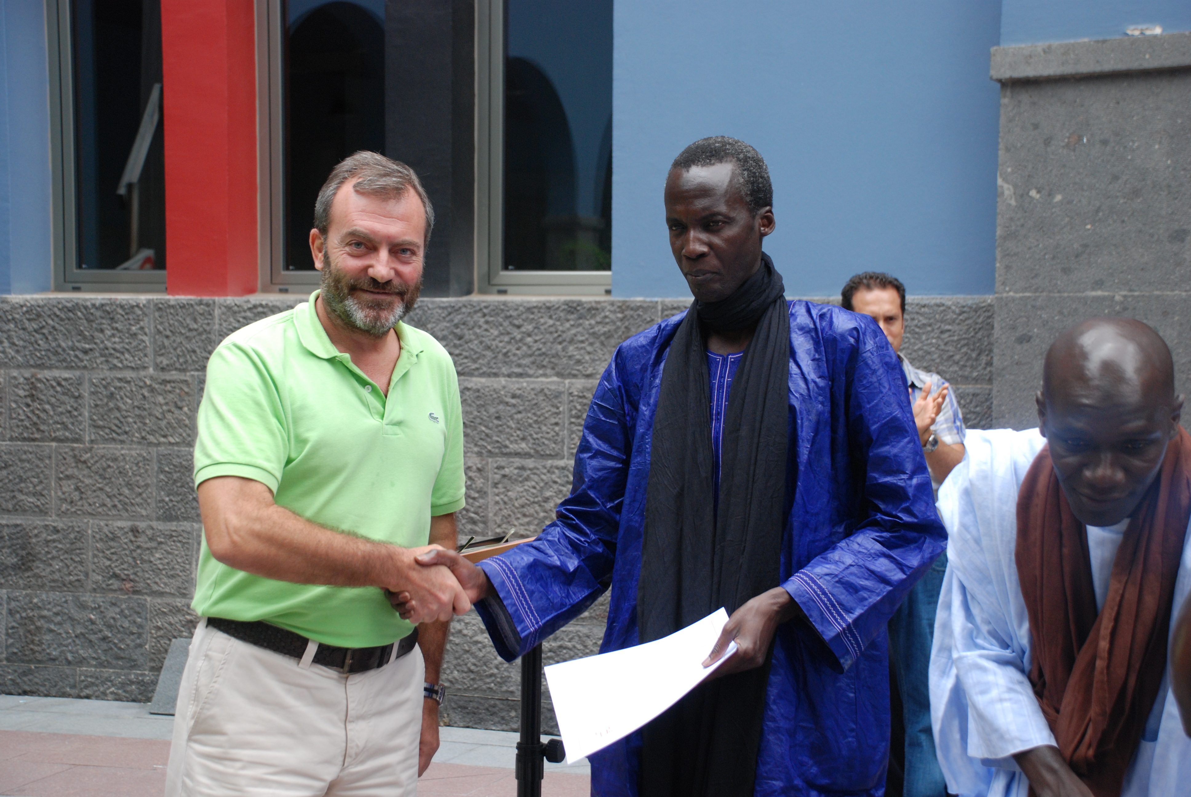 20. Ricardo Martínez Vázquez, Director General de Casa África entregando el certificado a Ibrahima Niang