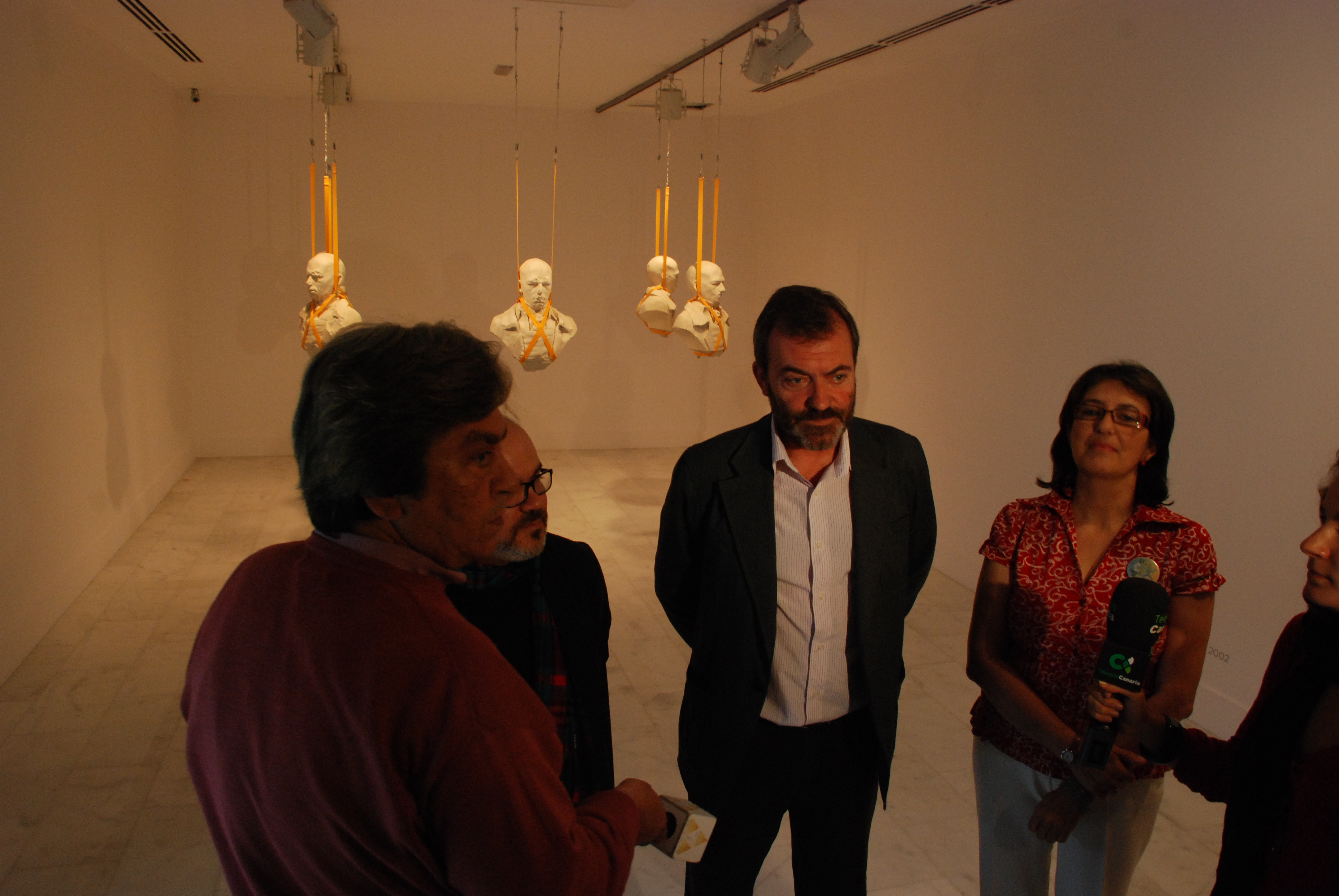 2. Omar Pascual Castillo, Director artístico del CAAM, Ricardo Martínez Vázquez, Director General de Casa África y Luz Caballero, Consejera de Cultura y Patrimonio Histórico y Cultural en la rueda de prensa